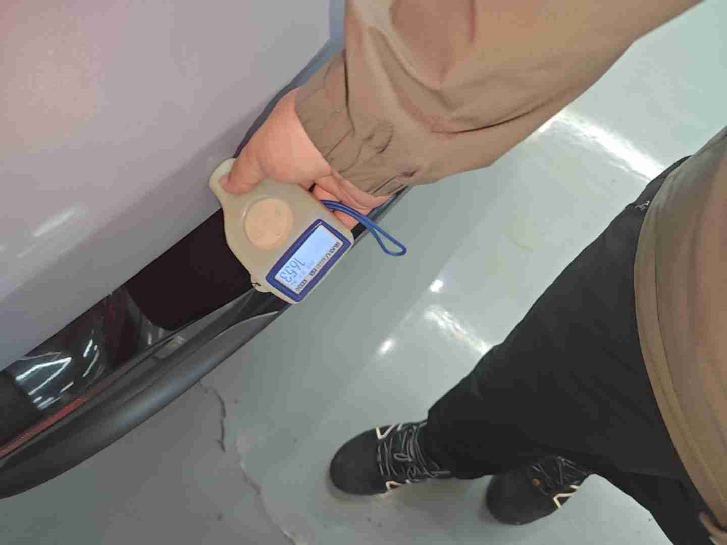 后备箱盖钣金修复痕迹实拍