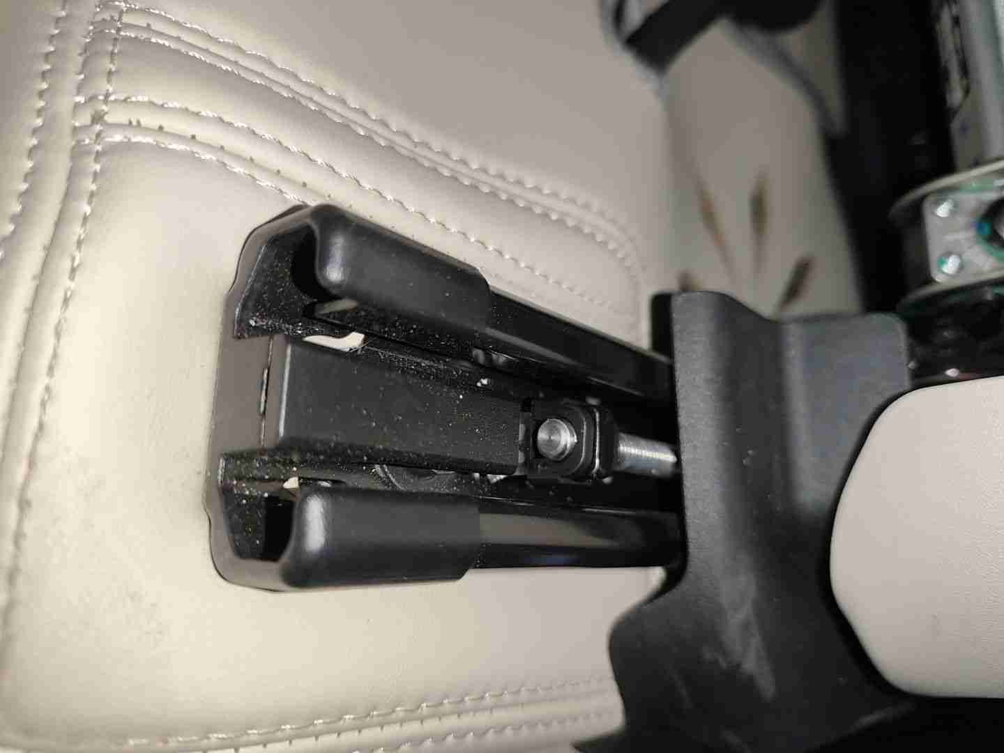 左前座椅滑轨螺丝拆卸痕迹实拍