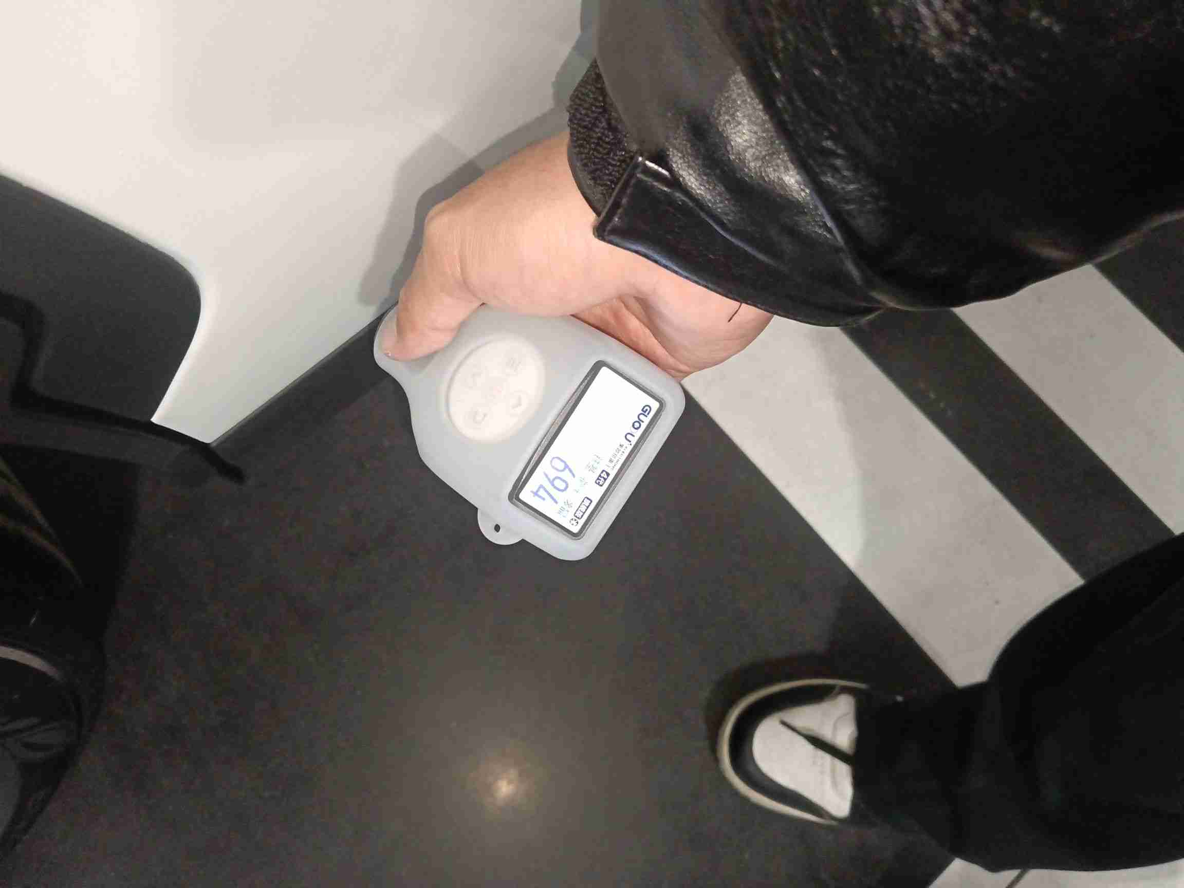 右侧后门钣金修复痕迹实拍