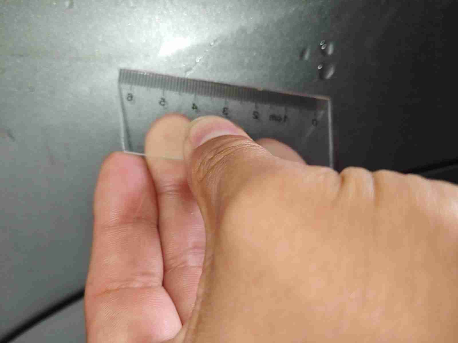 左侧后门漆面损伤实拍