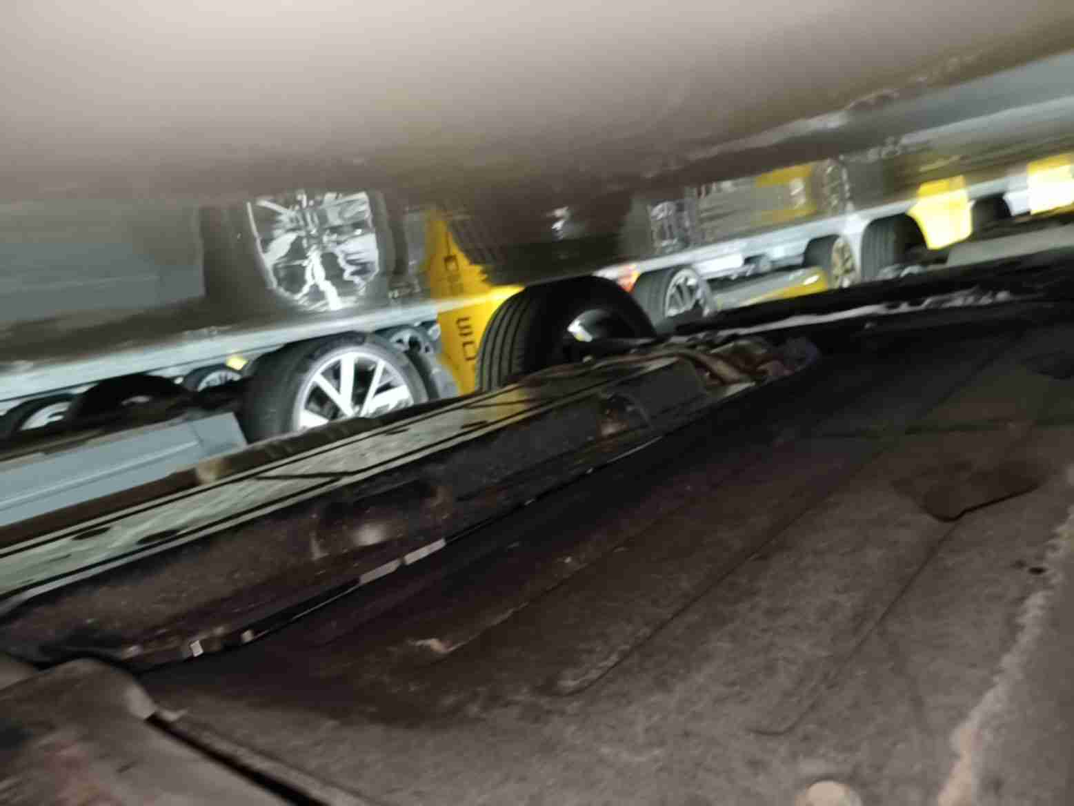 动力电池箱底护板剐蹭痕迹实拍