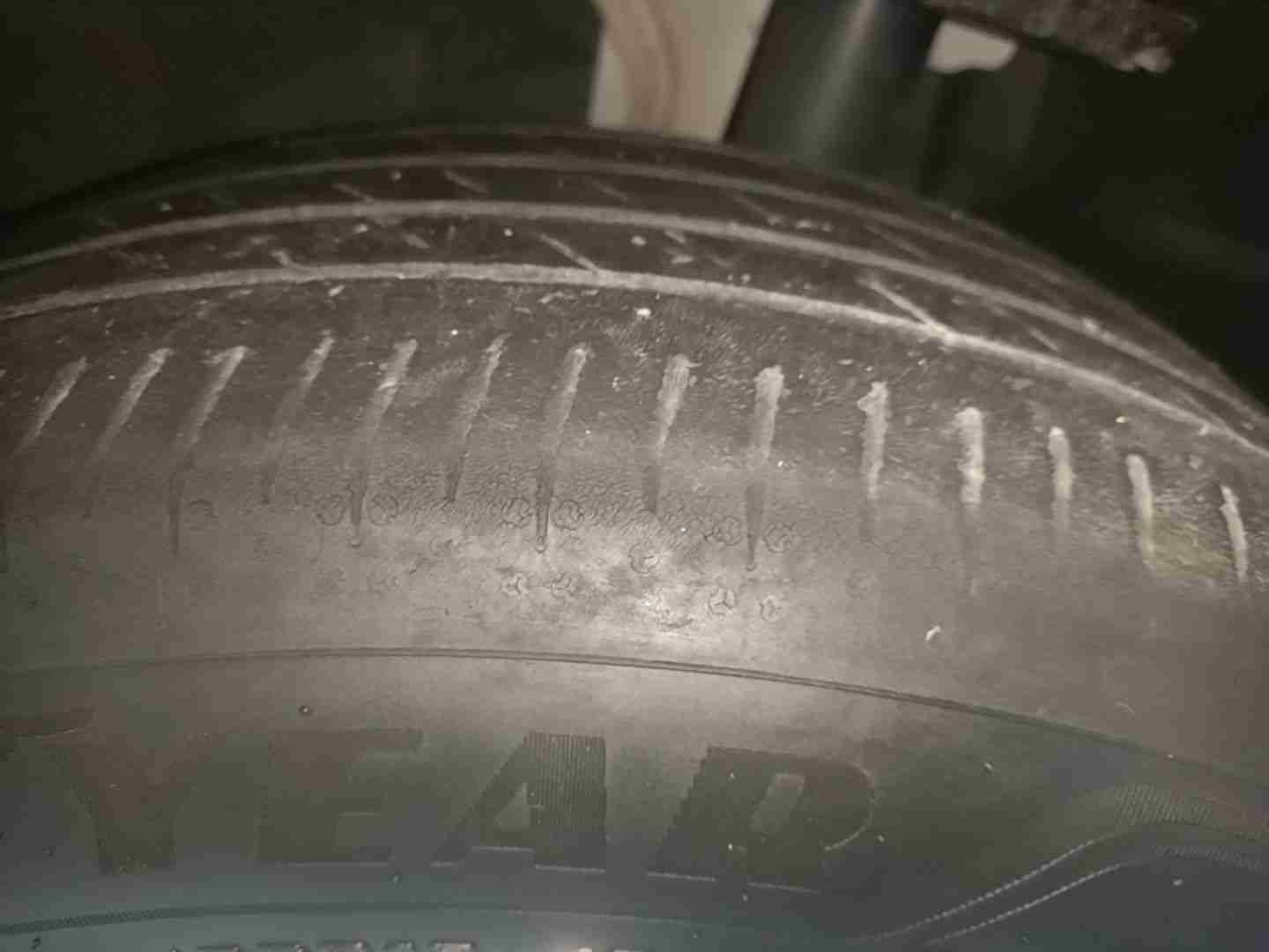 左前轮胎磨损到极限实拍