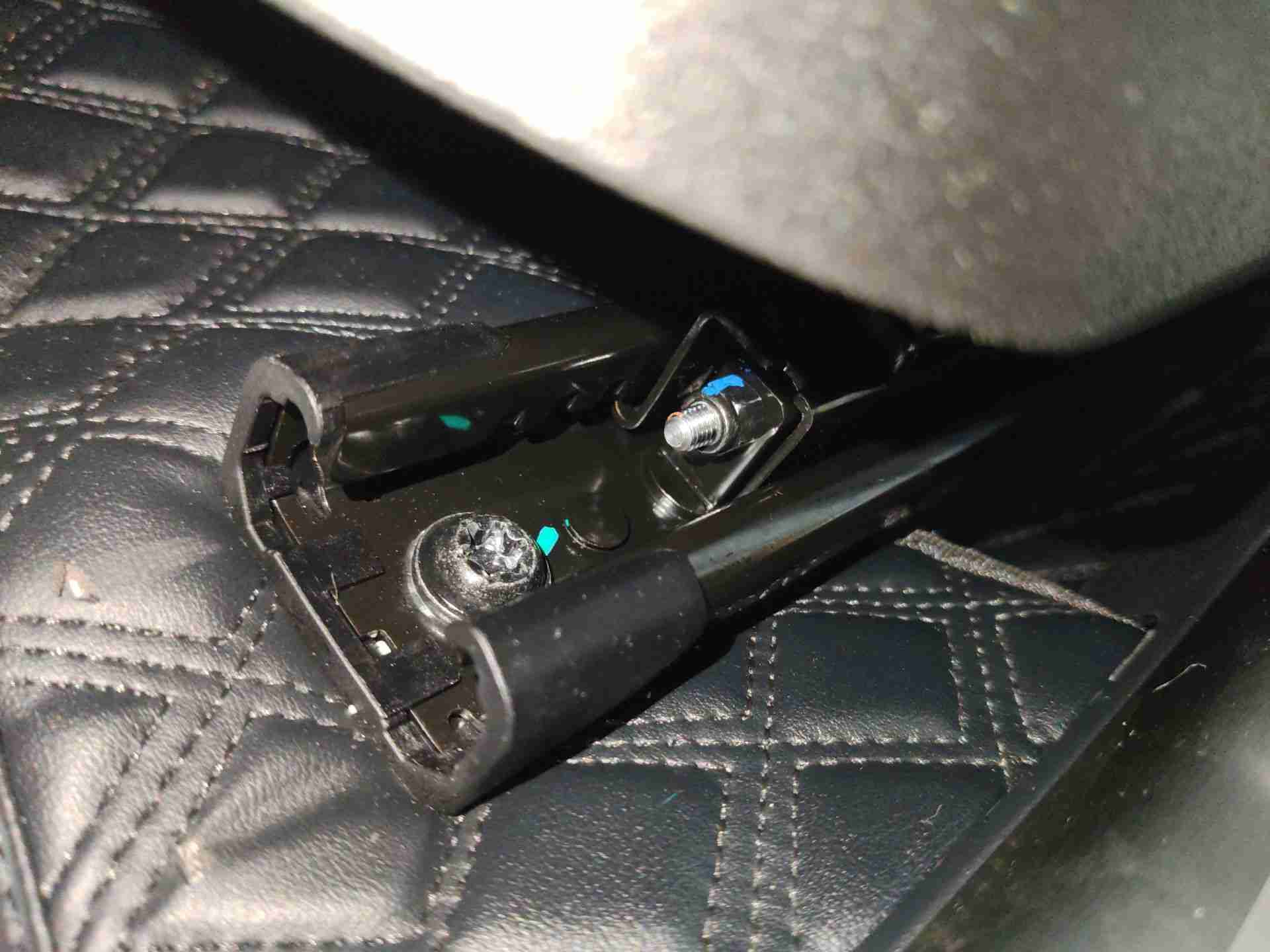 左前座椅滑轨拆卸痕迹实拍