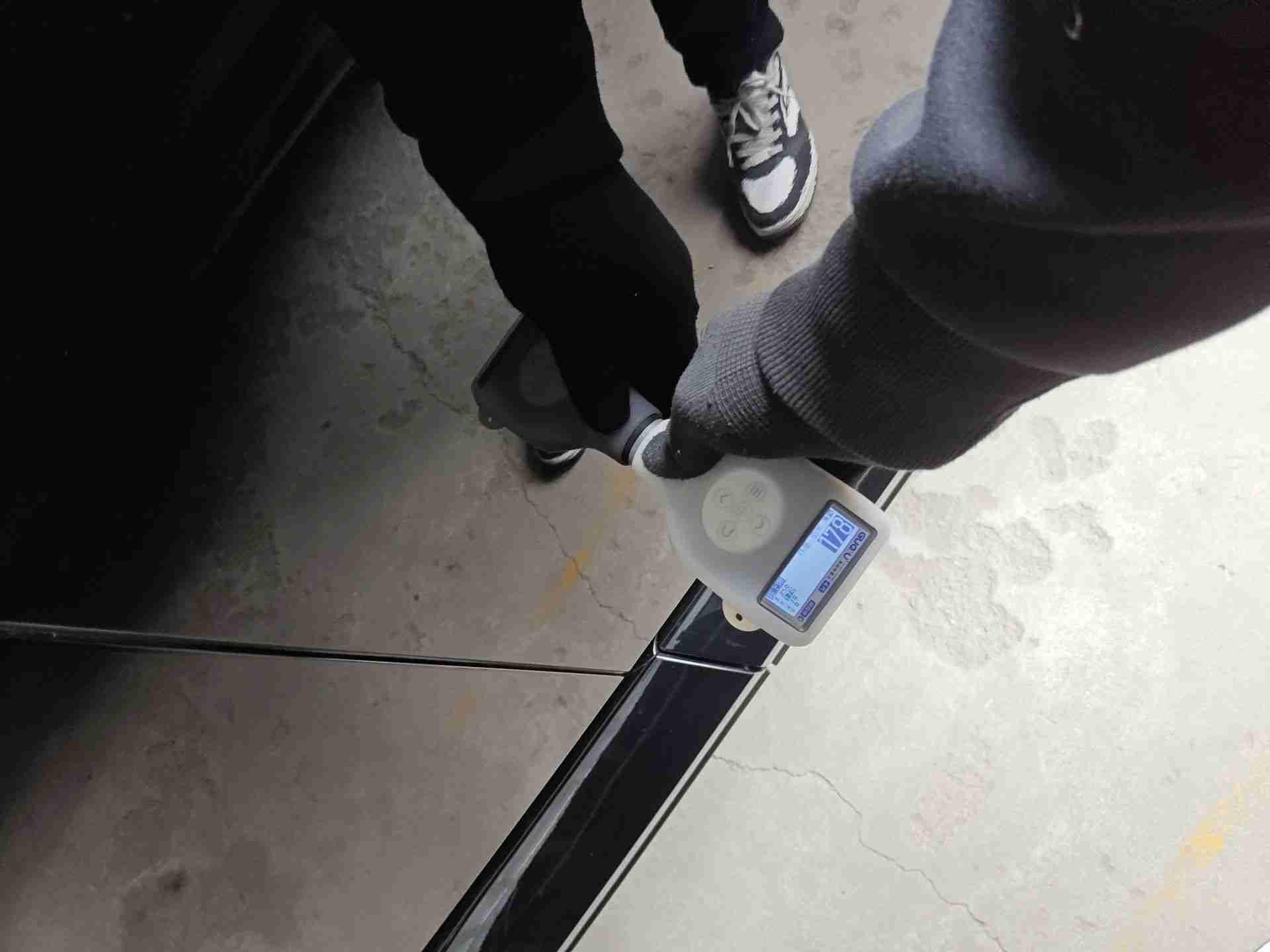 右侧前门漆面修复痕迹实拍