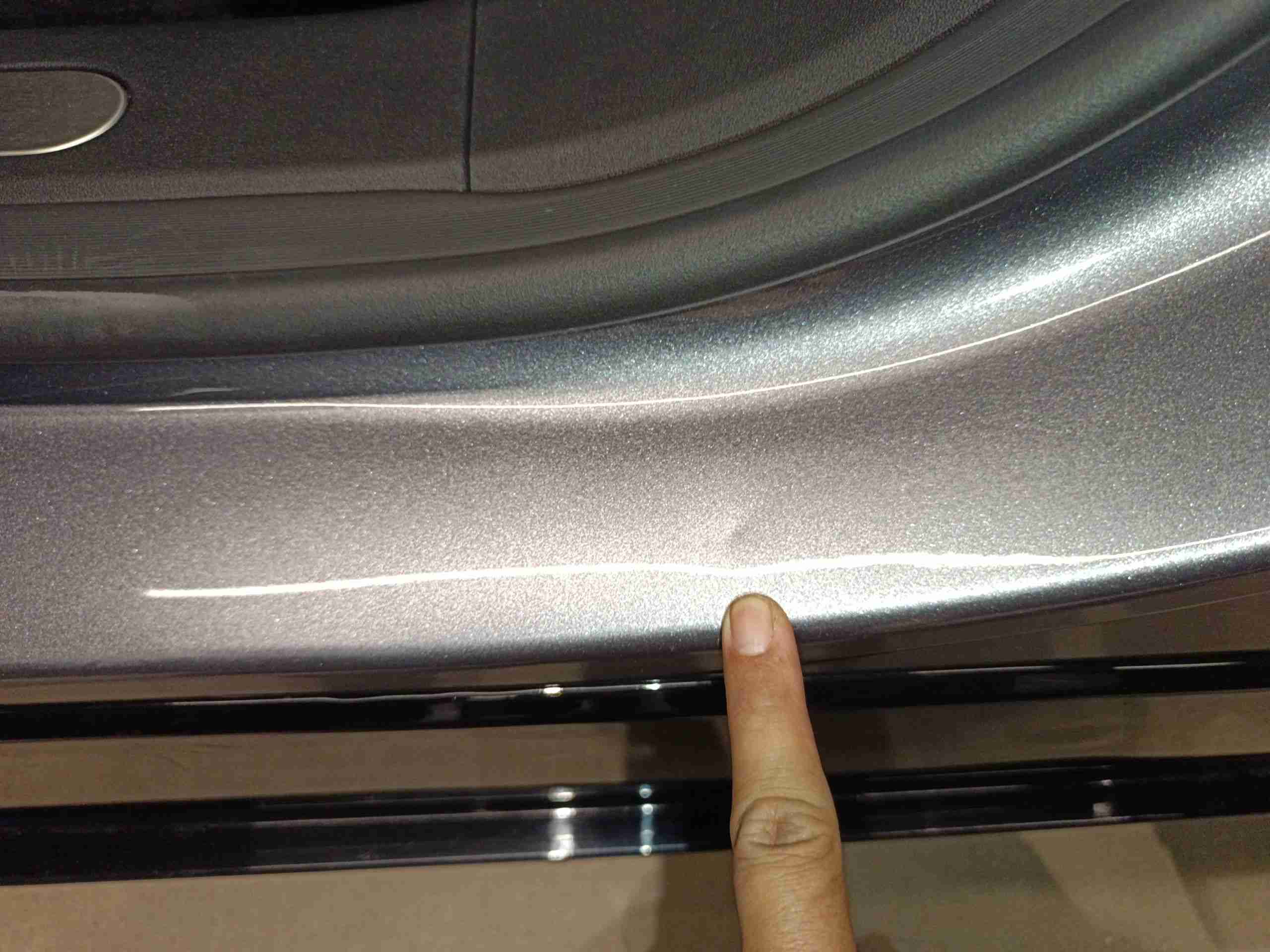 左侧门槛梁局部小范围变形实拍