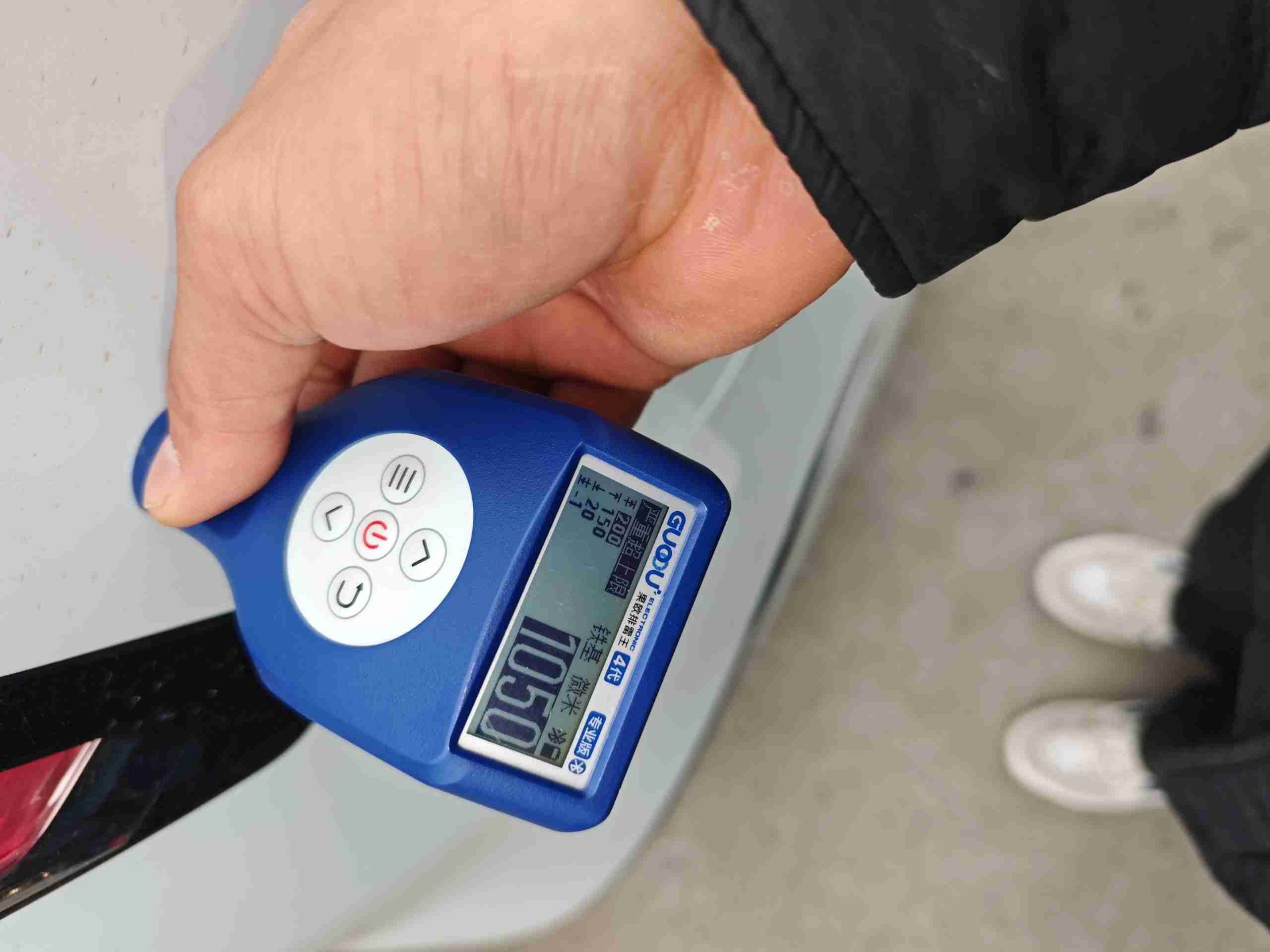 右后翼子板漆面钣金痕迹实拍