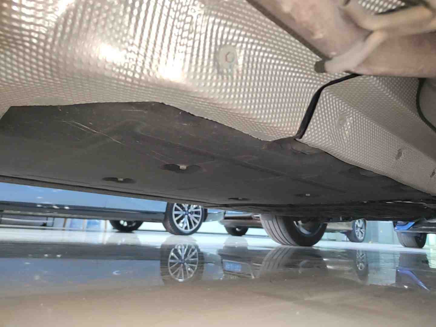 动力电池箱底护板拆卸痕迹实拍