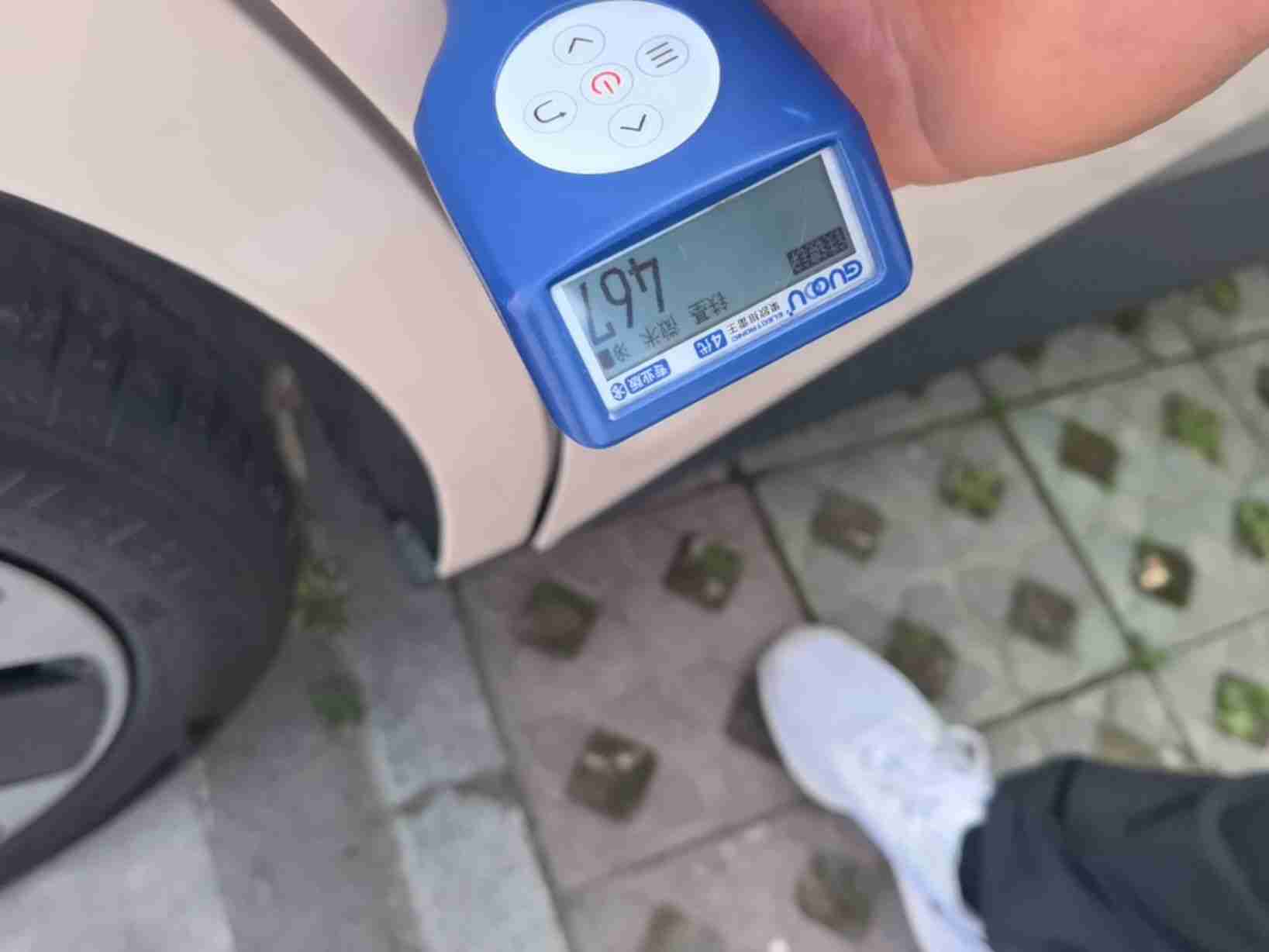 右侧后门钣金修复痕迹实拍