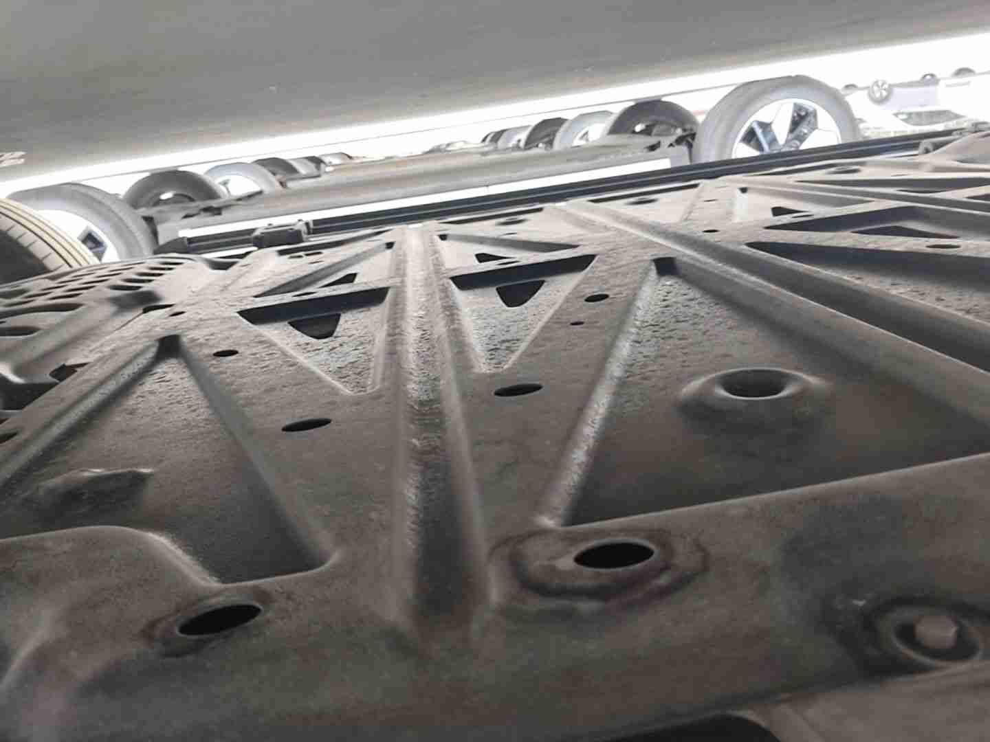动力电池箱底护板拆卸痕迹实拍
