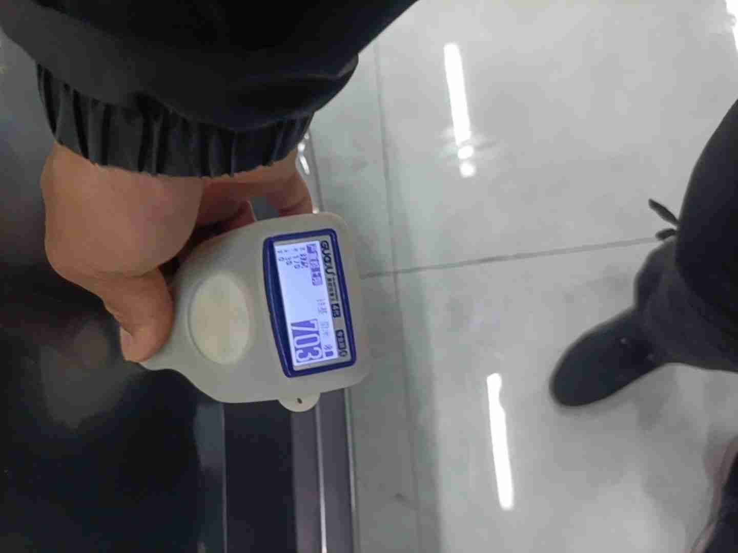后备箱盖钣金痕迹实拍
