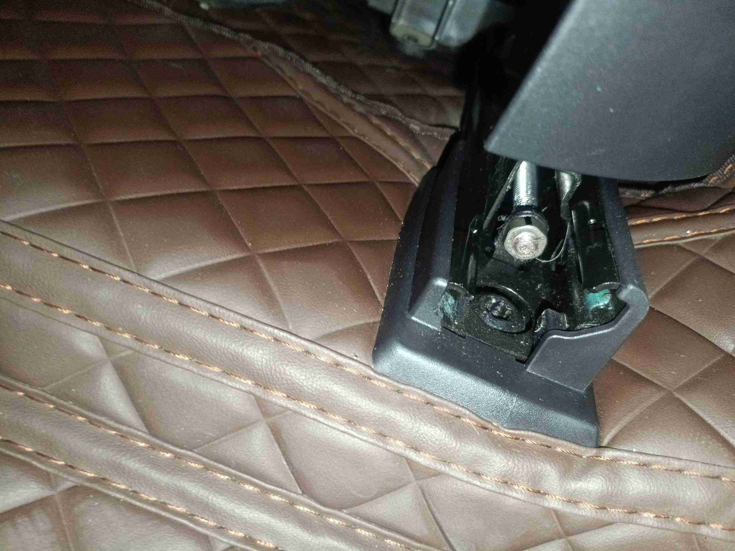左前座椅滑轨拆卸痕迹实拍