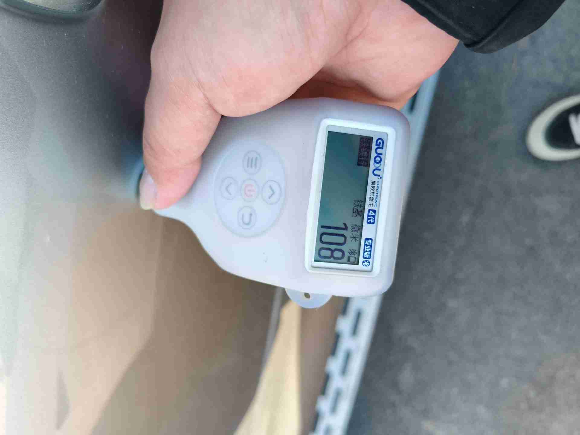 左侧前门喷漆修复痕迹实拍