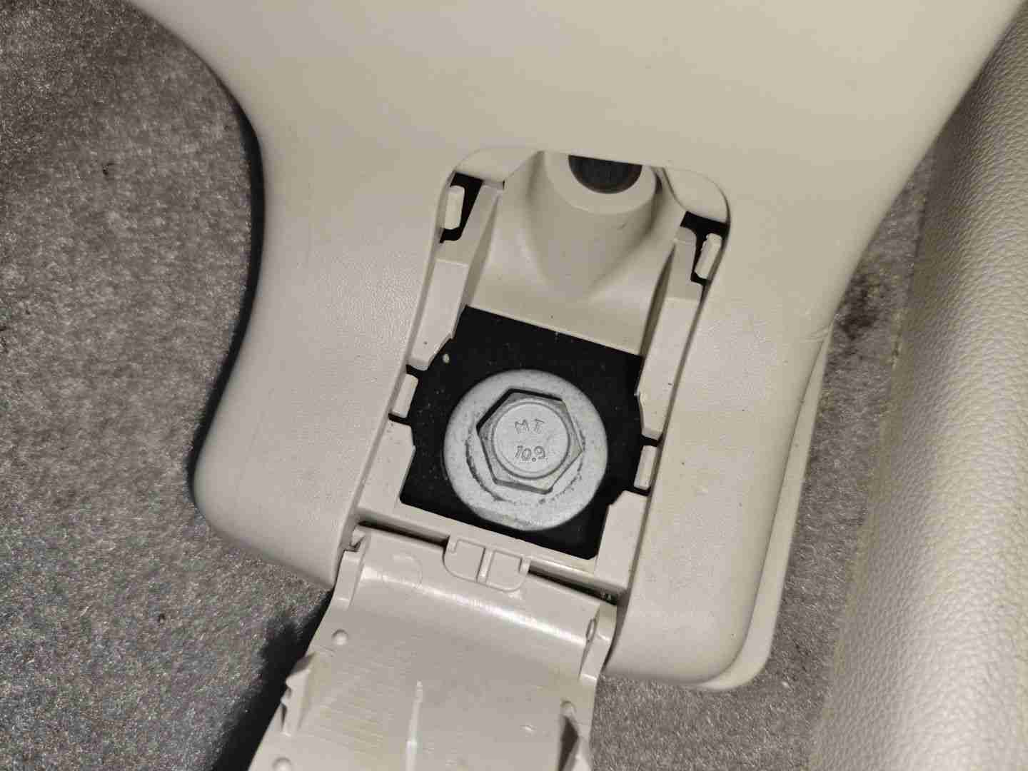 左前座椅滑轨拆卸痕迹实拍
