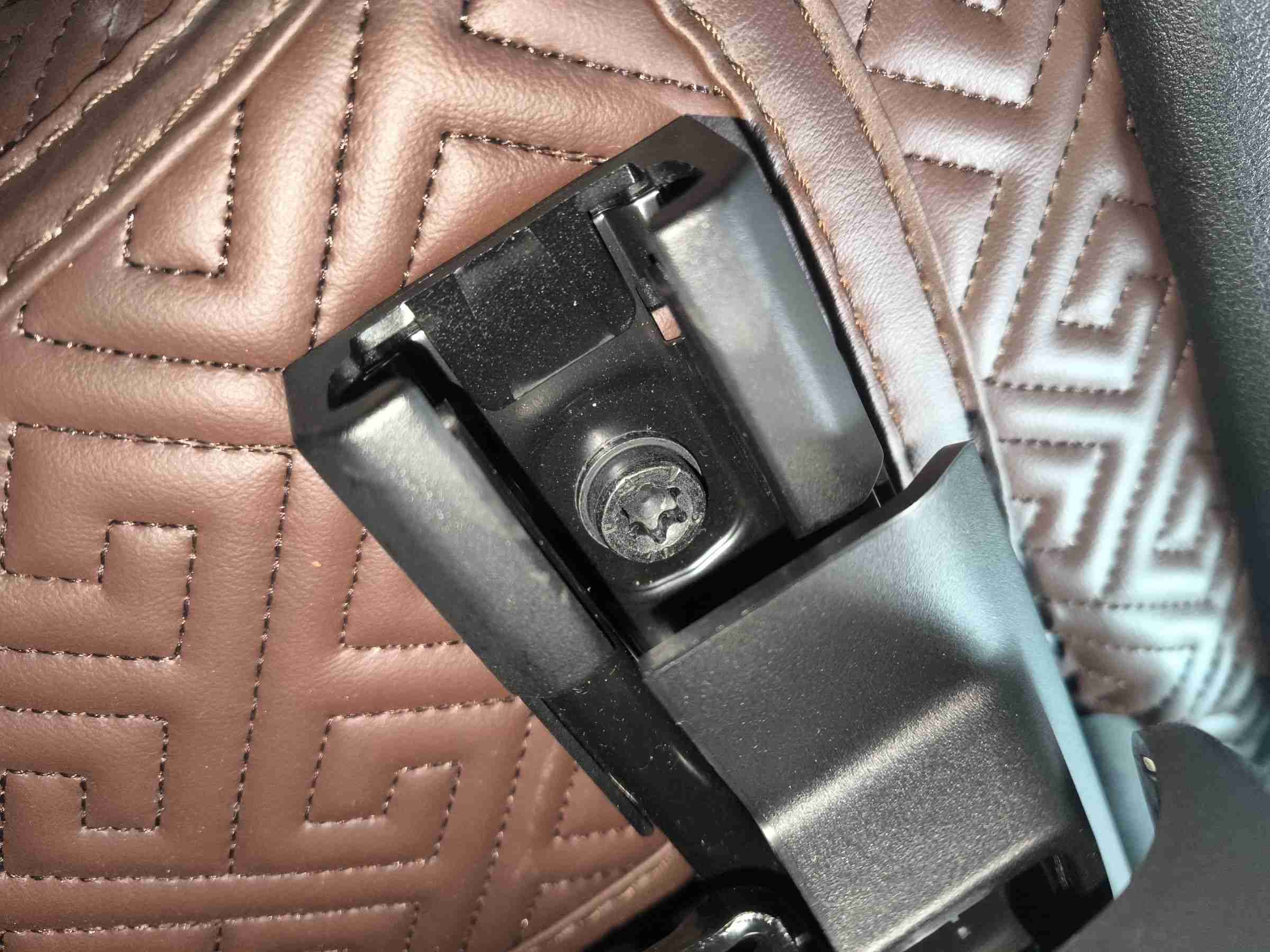 右前座椅滑轨及安装螺丝拆卸痕迹