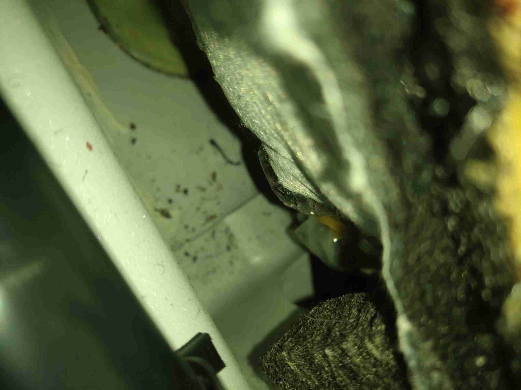 左前底板隔音胶处泥沙痕迹实拍