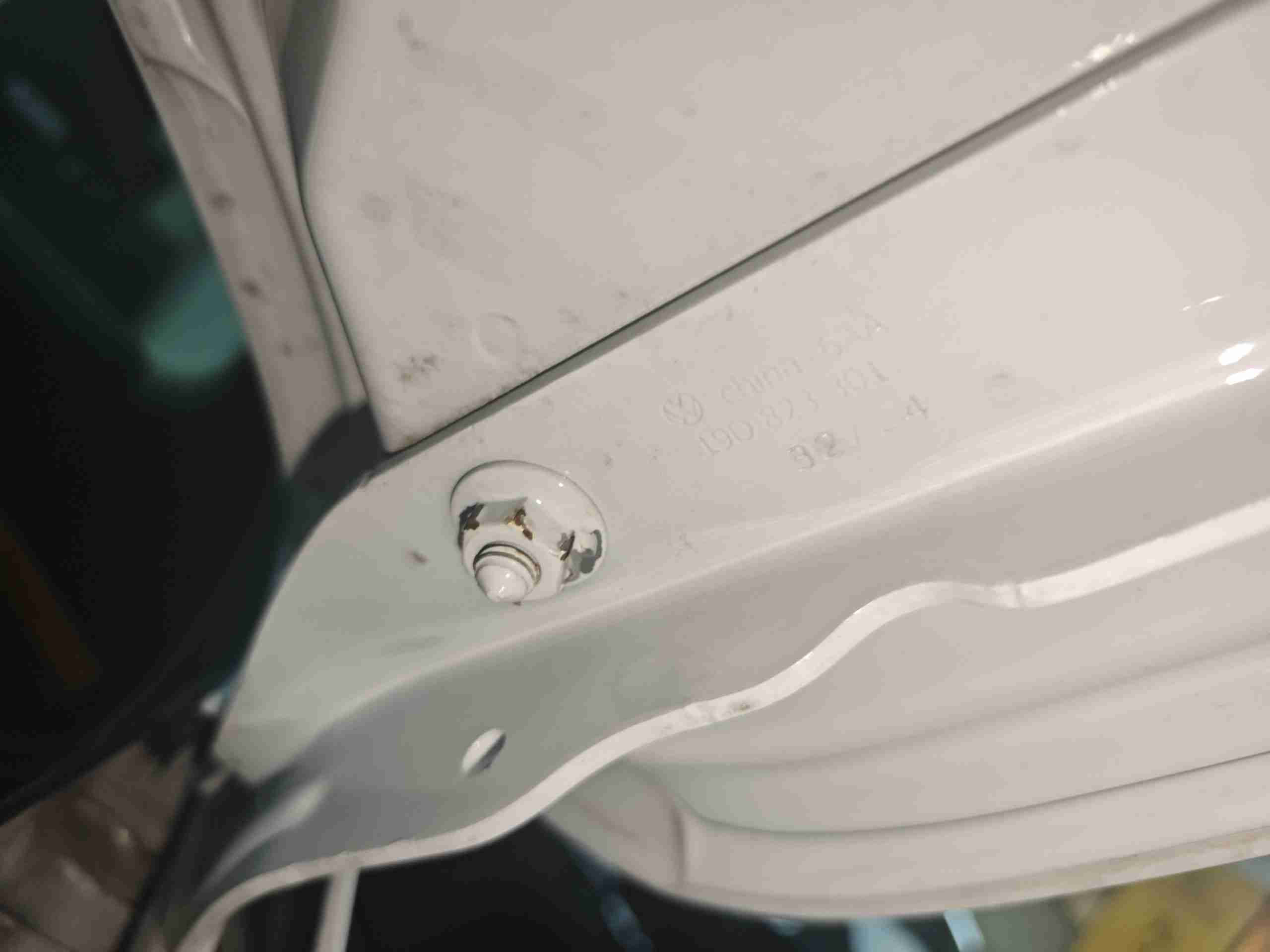 左前机舱盖铰链拆卸痕迹实拍