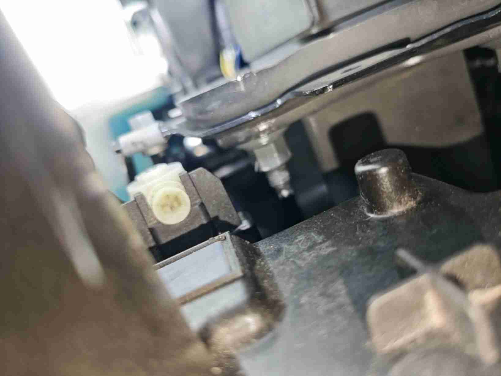 前防撞梁更换痕迹实拍