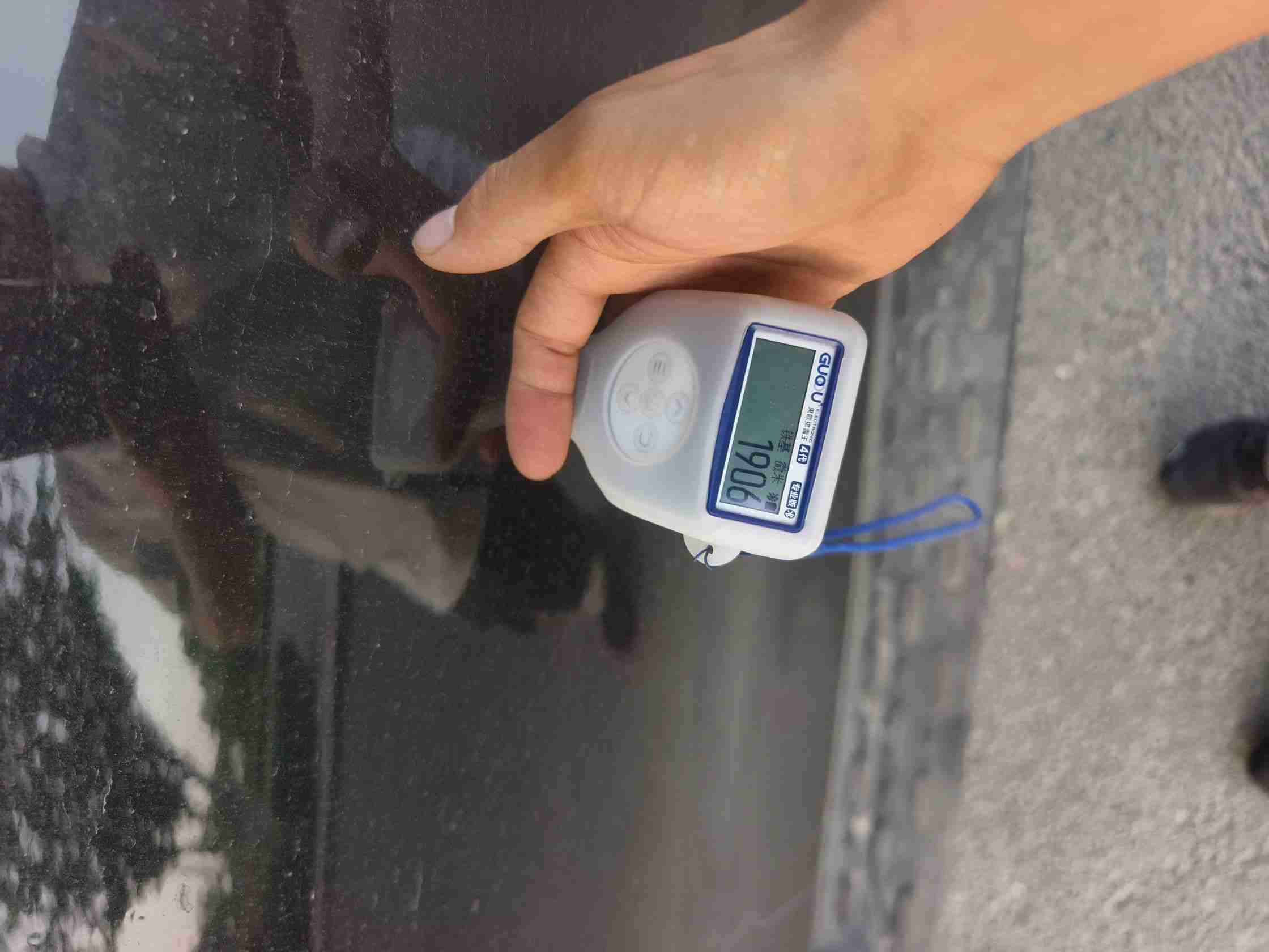 左侧前门钣金修复痕迹实拍