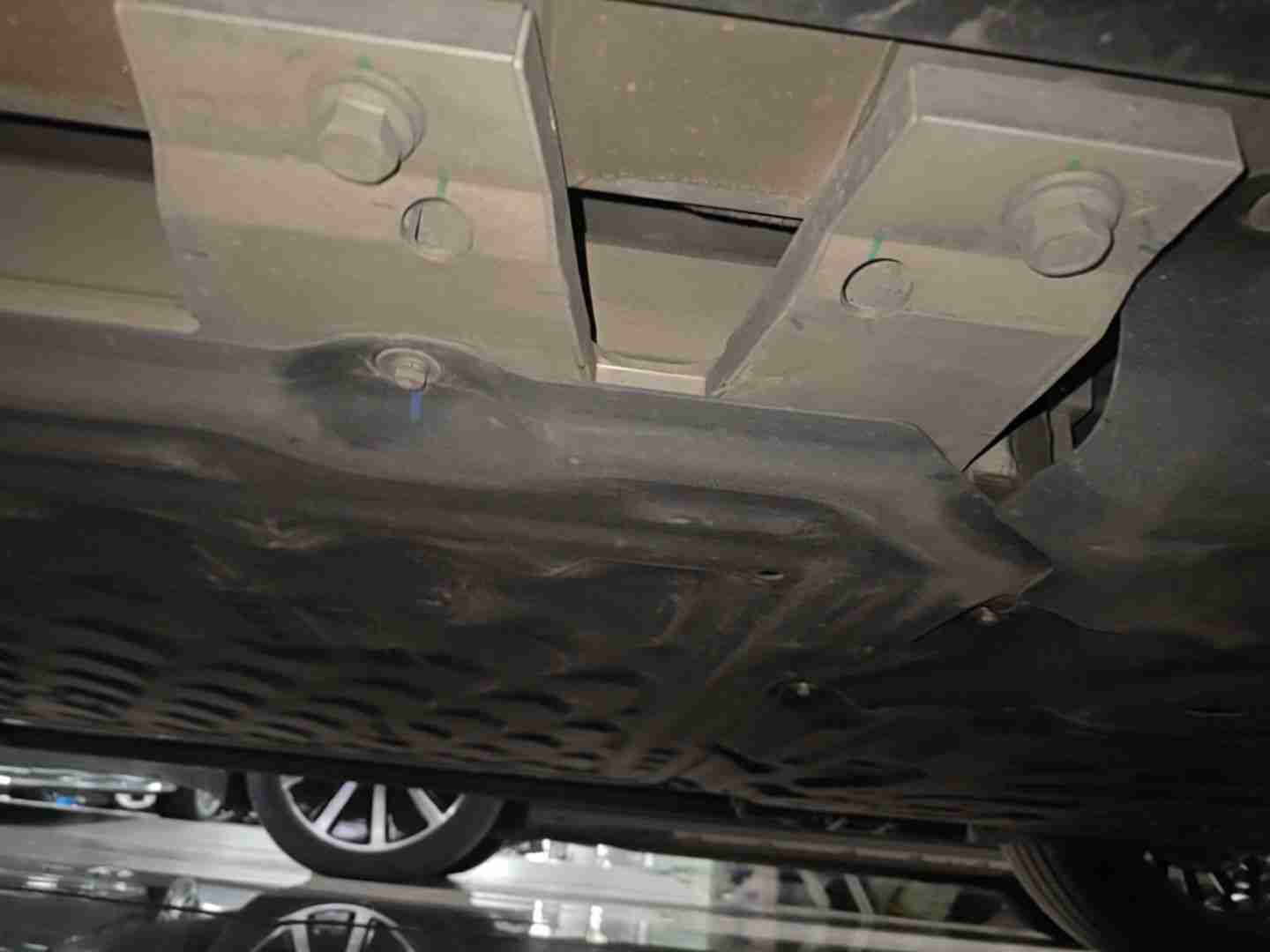 动力电池箱底护板拆卸痕迹实拍