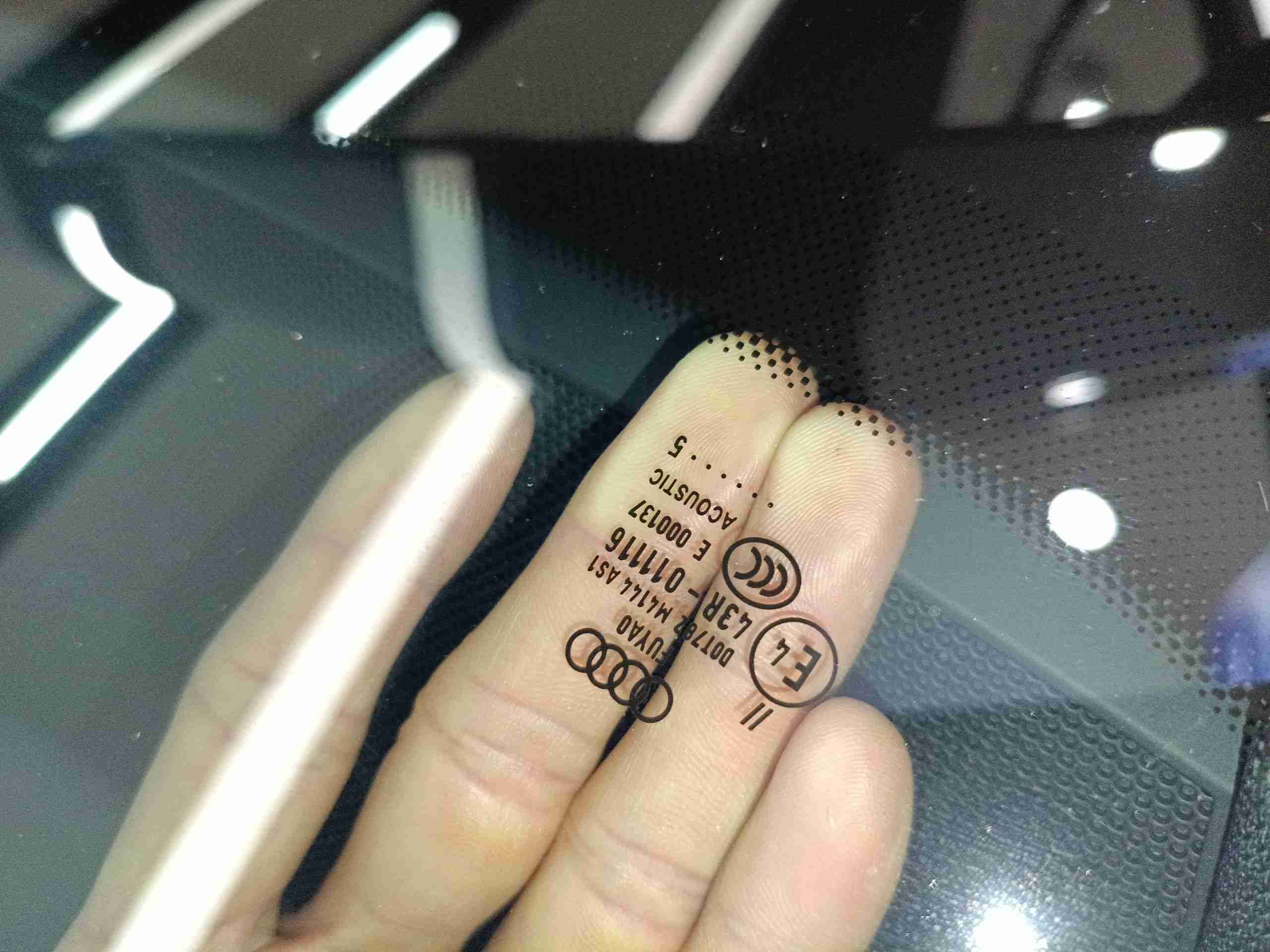 前风挡玻璃更换痕迹实拍