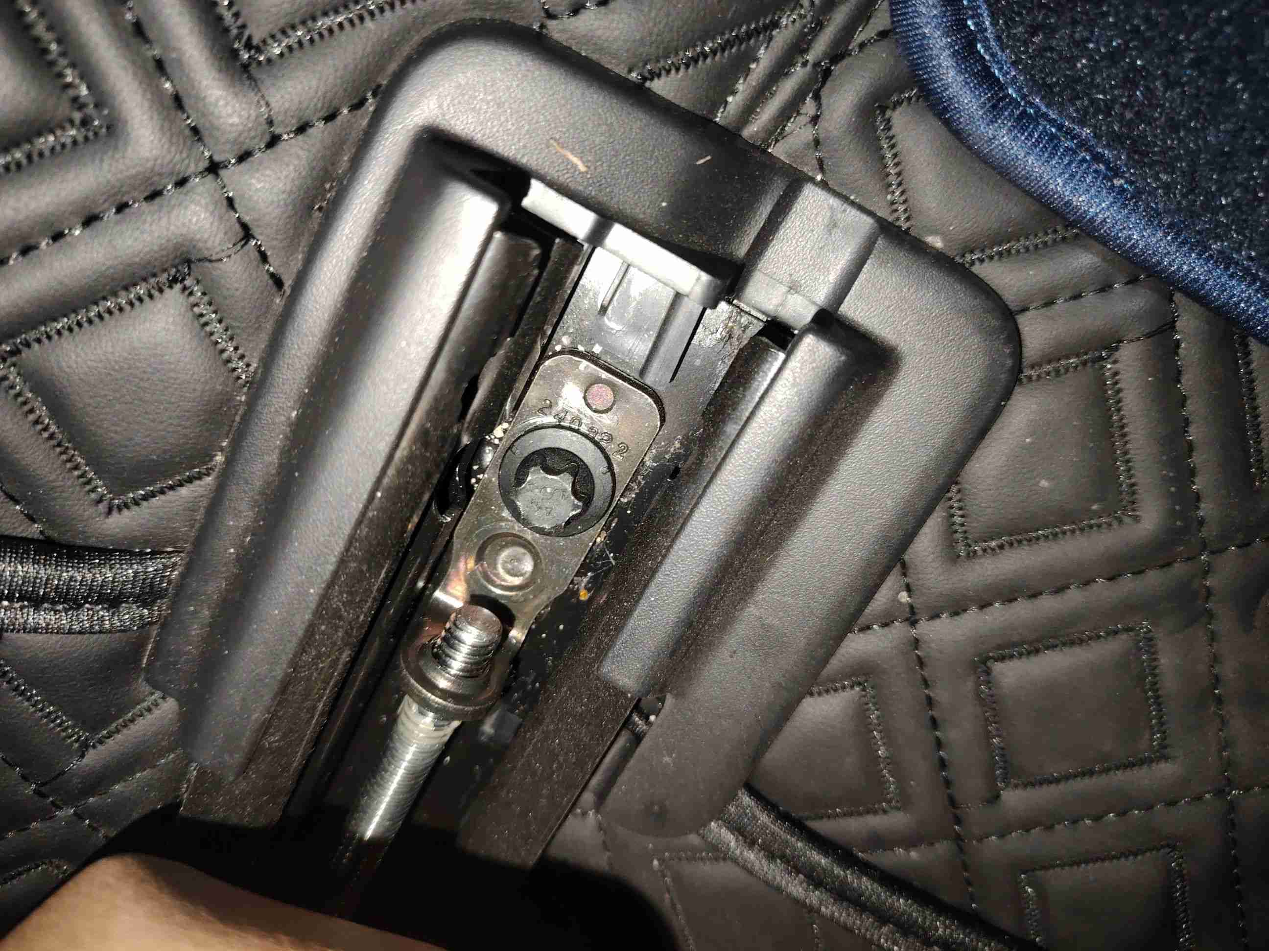 左前座椅滑轨拆卸痕迹实拍