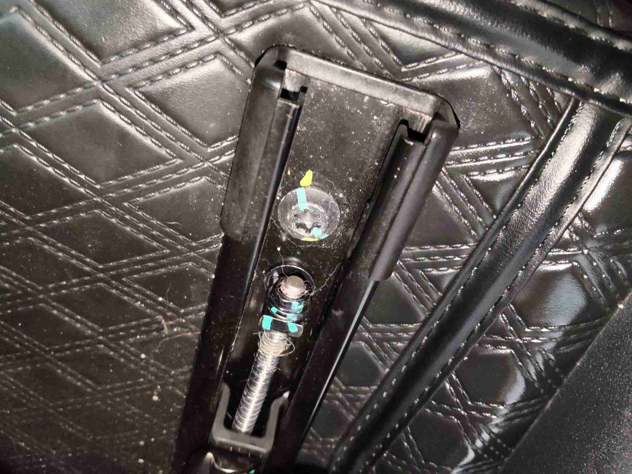 右前座椅滑轨螺丝拆卸痕迹实拍
