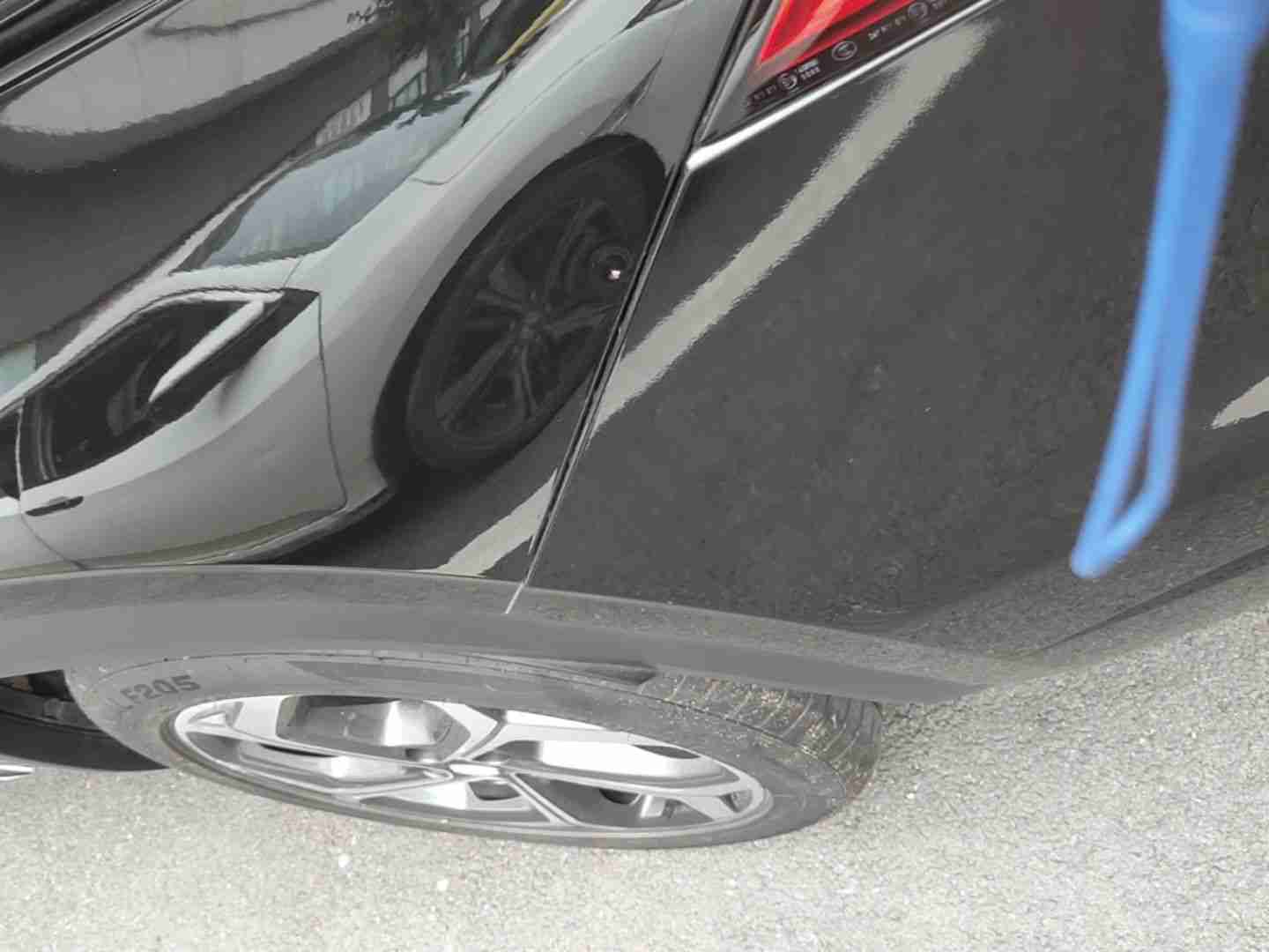 后保险杠安装轻微异常实拍