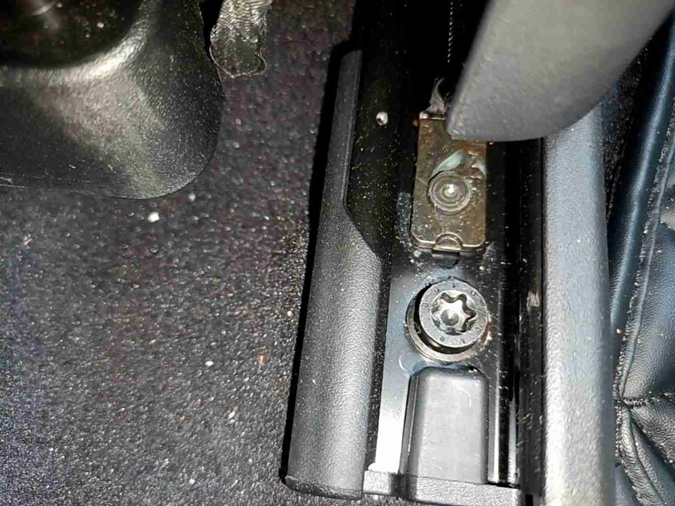 左前座椅滑轨拆卸痕迹实拍