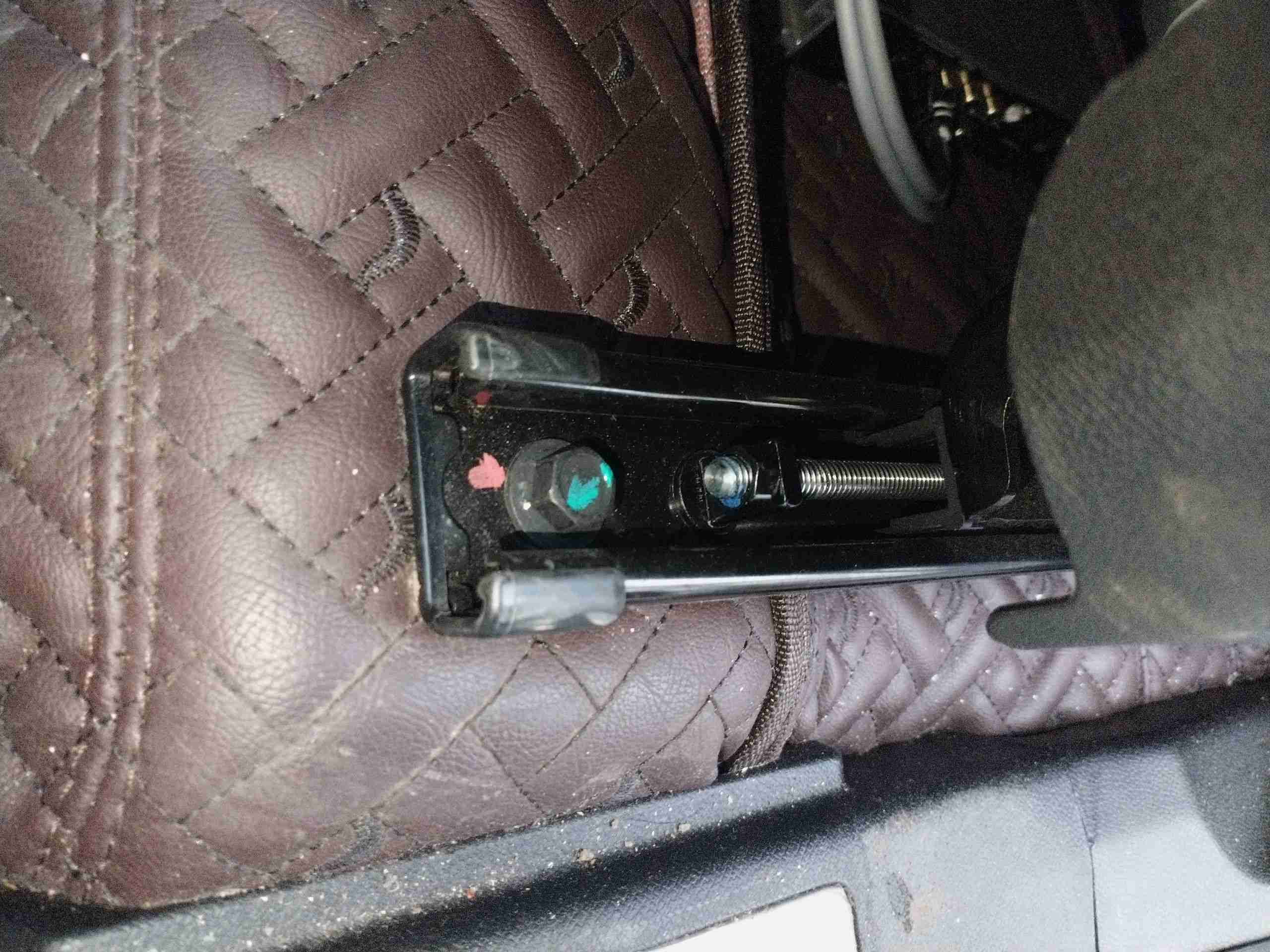 左前座椅滑轨拆卸痕迹实拍