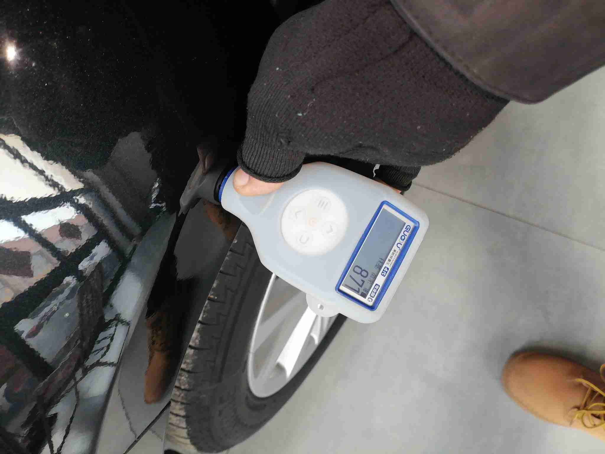 左前翼子板钣金修复痕迹实拍