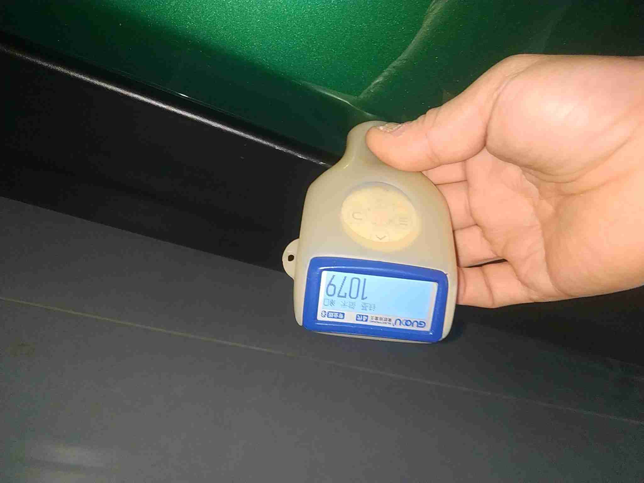 左侧前门钣金补漆痕迹实拍