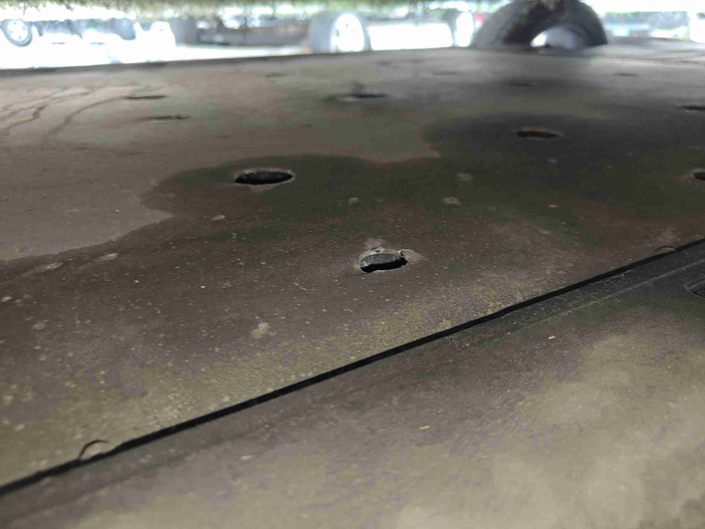 动力电池箱底护板拆卸痕迹实拍