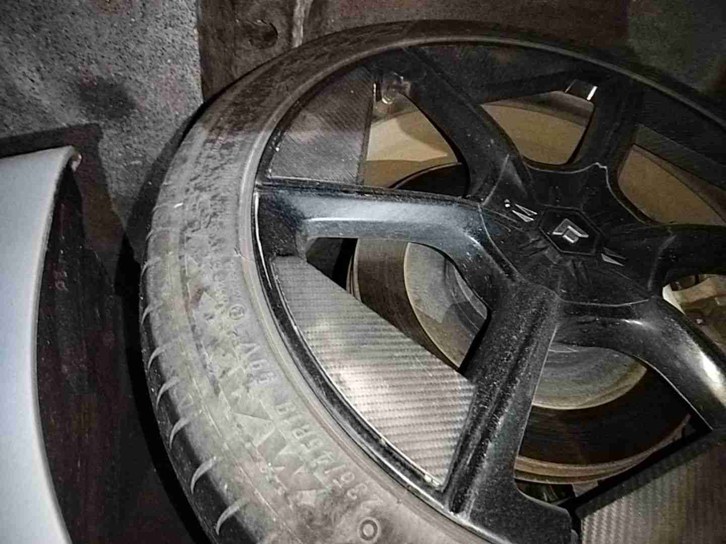 左后轮毂表面损伤实拍