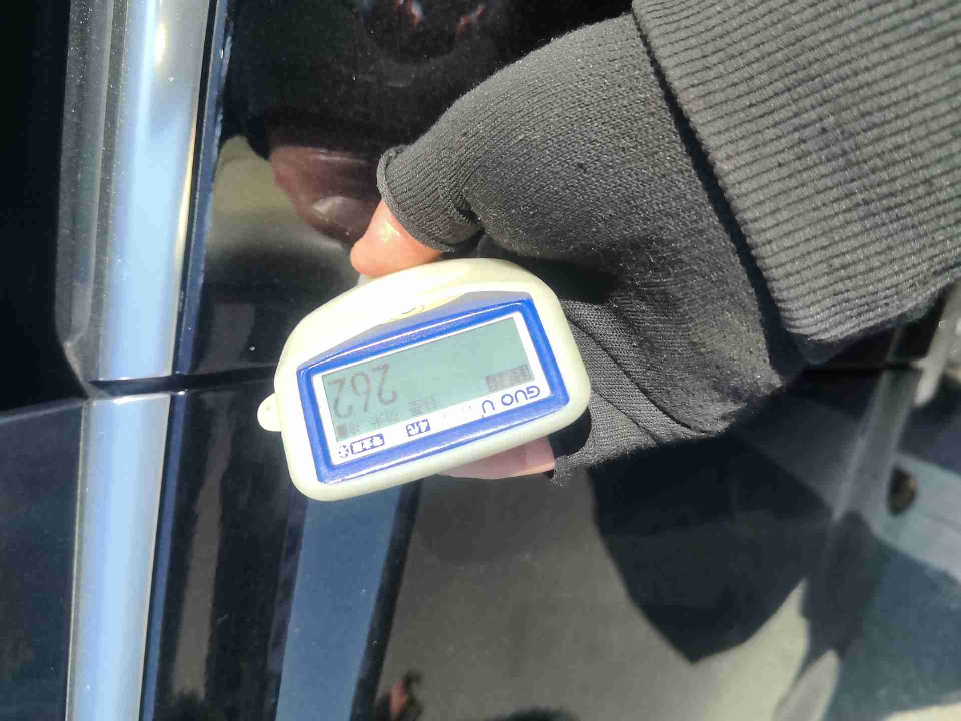 左C柱外侧喷漆痕迹实拍