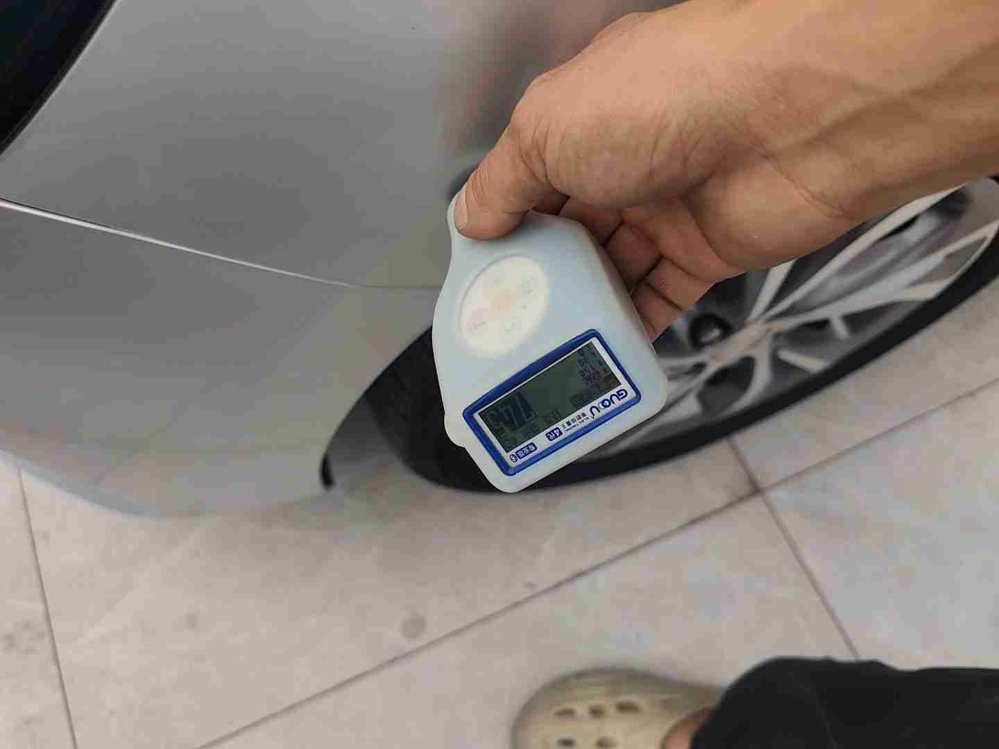 左前翼子板钣金修复痕迹实拍