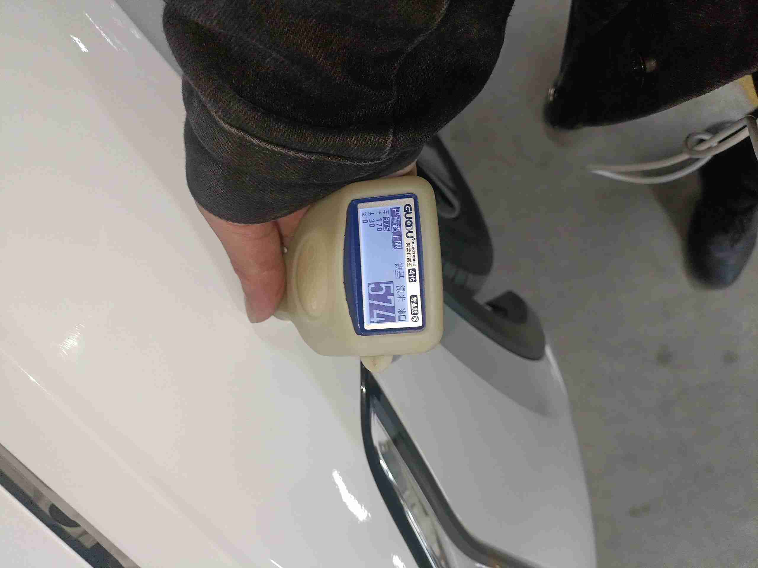 左前翼子板钣金痕迹实拍