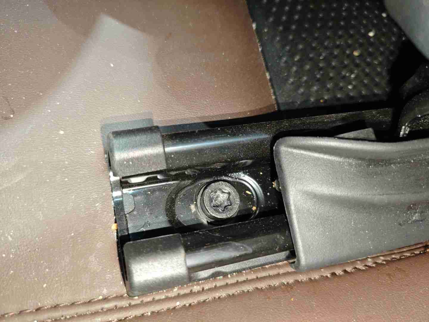 左前座椅滑轨拆卸痕迹实拍