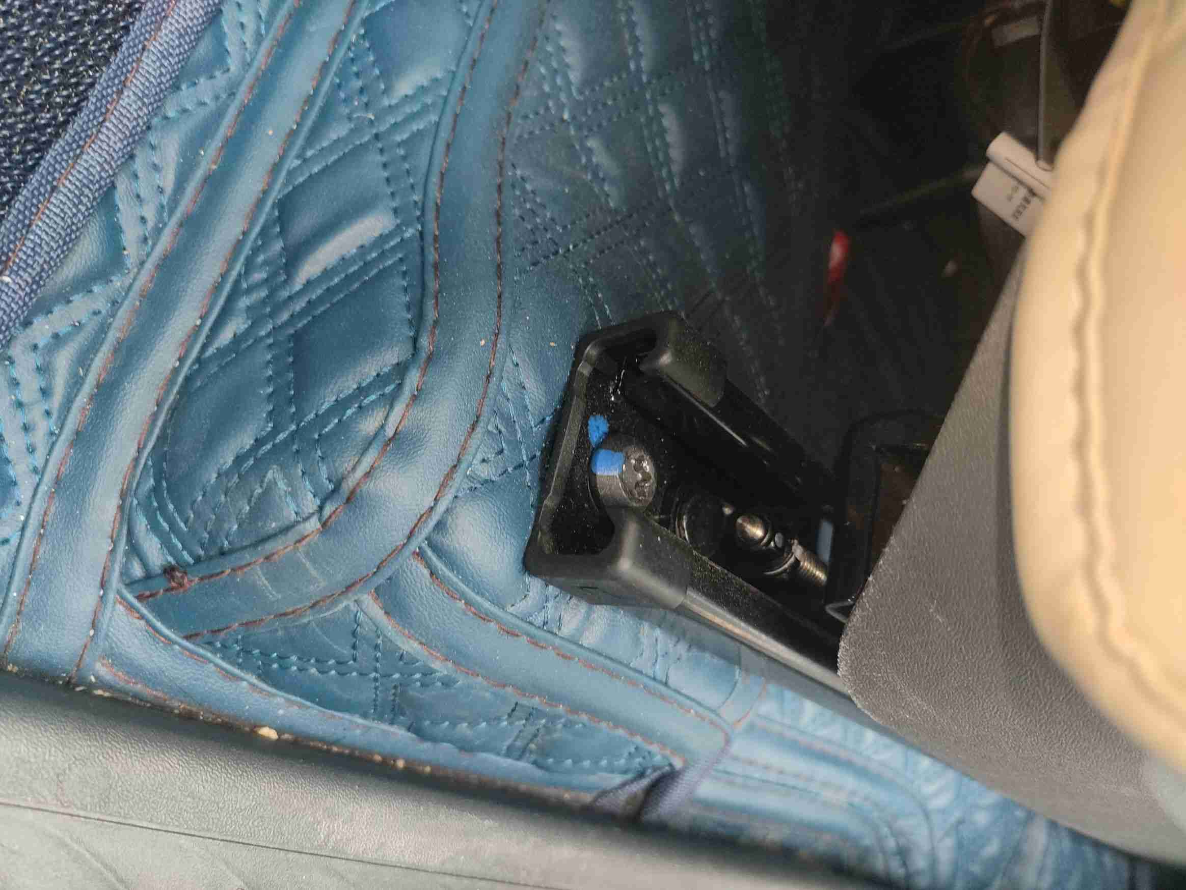 左前座椅滑轨拆卸痕迹实拍