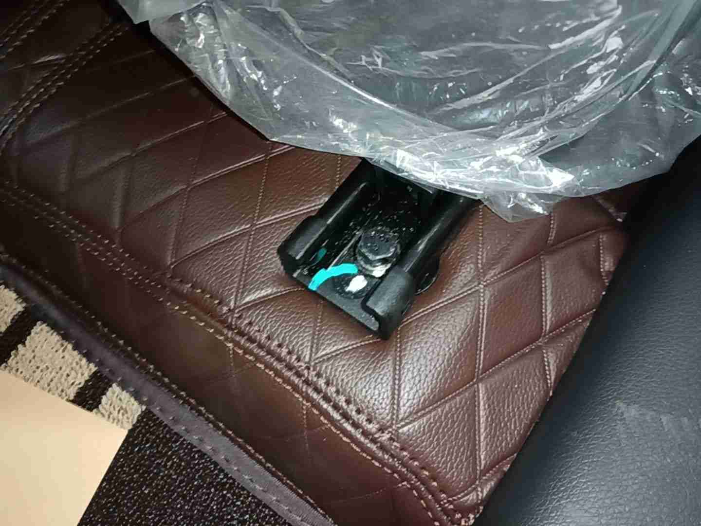 左前座椅滑轨拆卸痕迹实拍