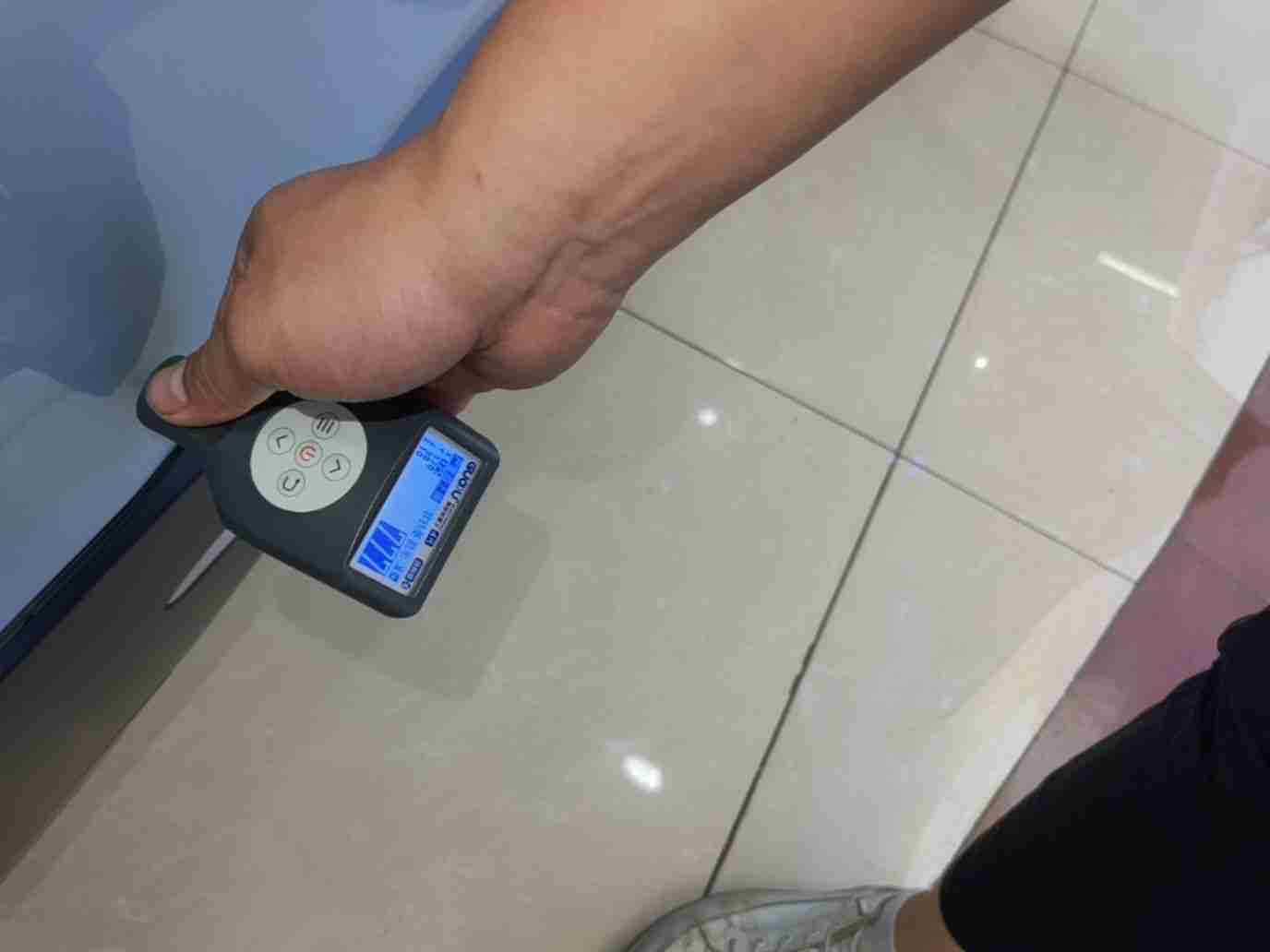 右侧后门漆面钣金修复痕迹实拍