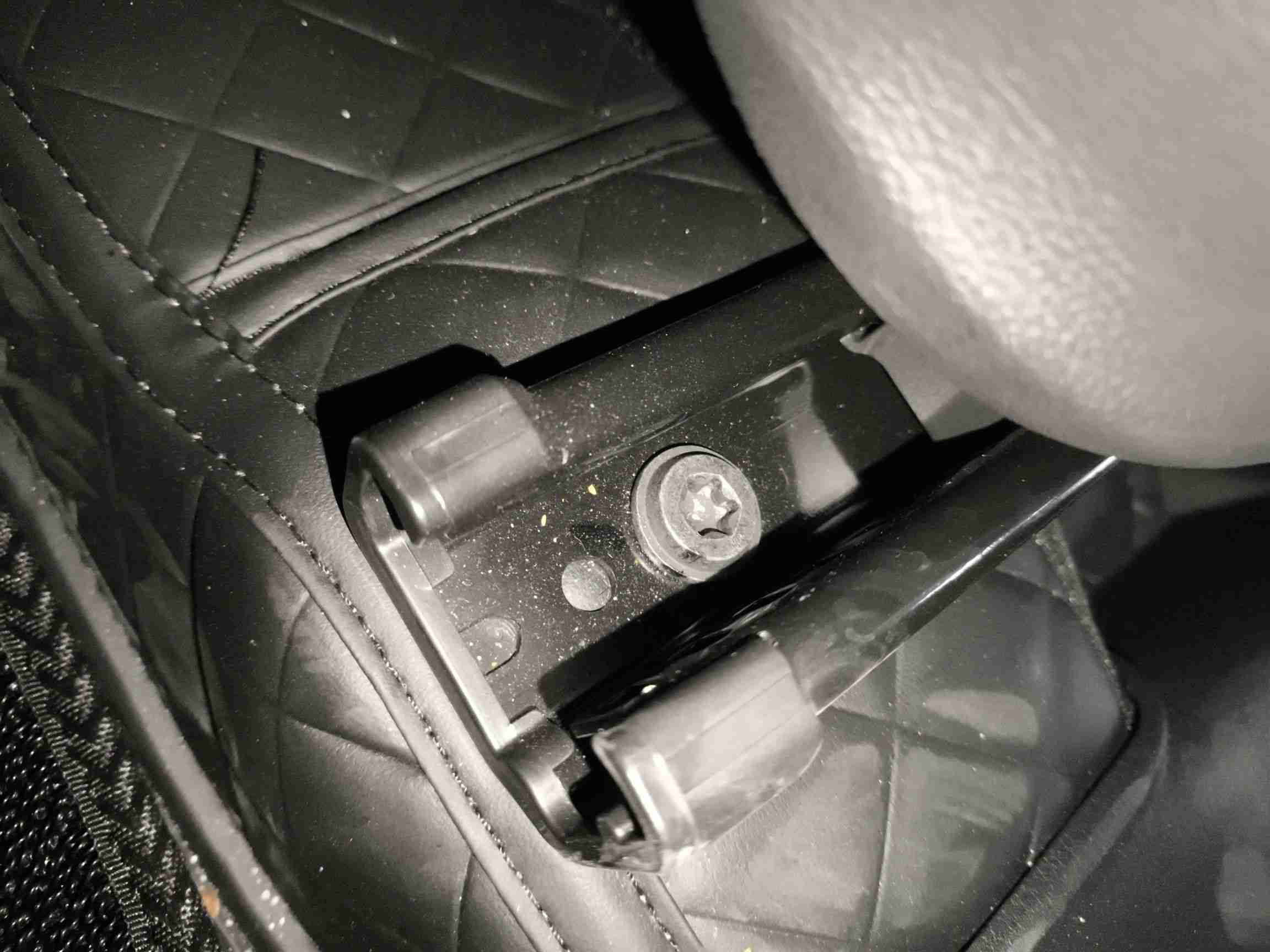 左前座椅滑轨拆卸痕迹实拍