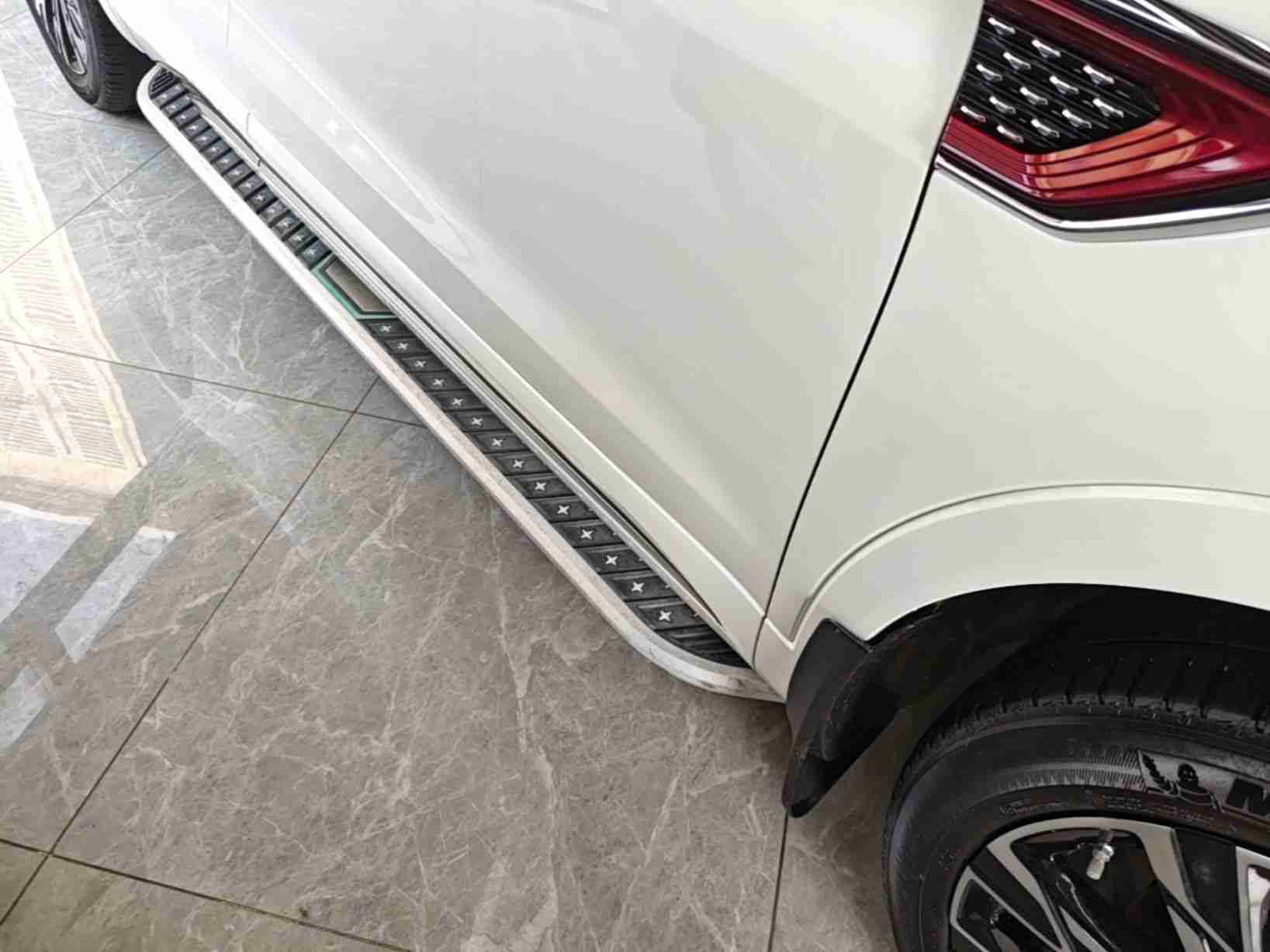 加装的登车踏板实拍