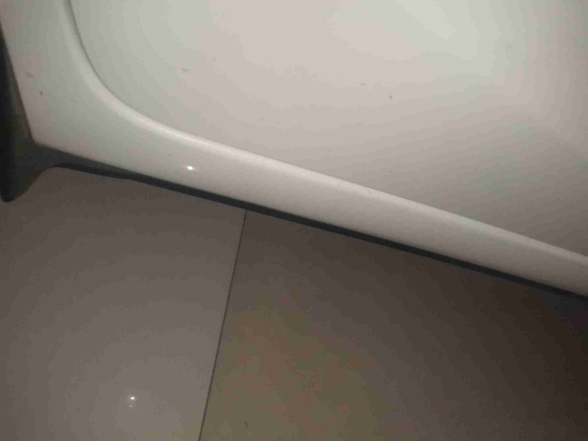 右侧底边梁钣金修复痕迹实拍
