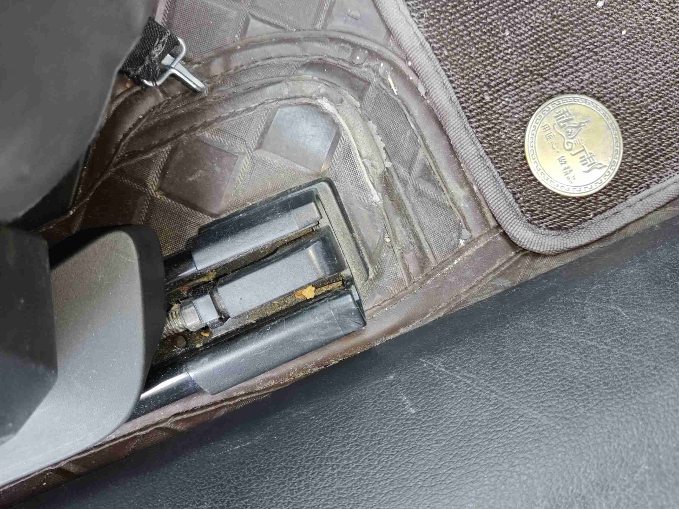 右前座椅滑轨拆卸痕迹实拍