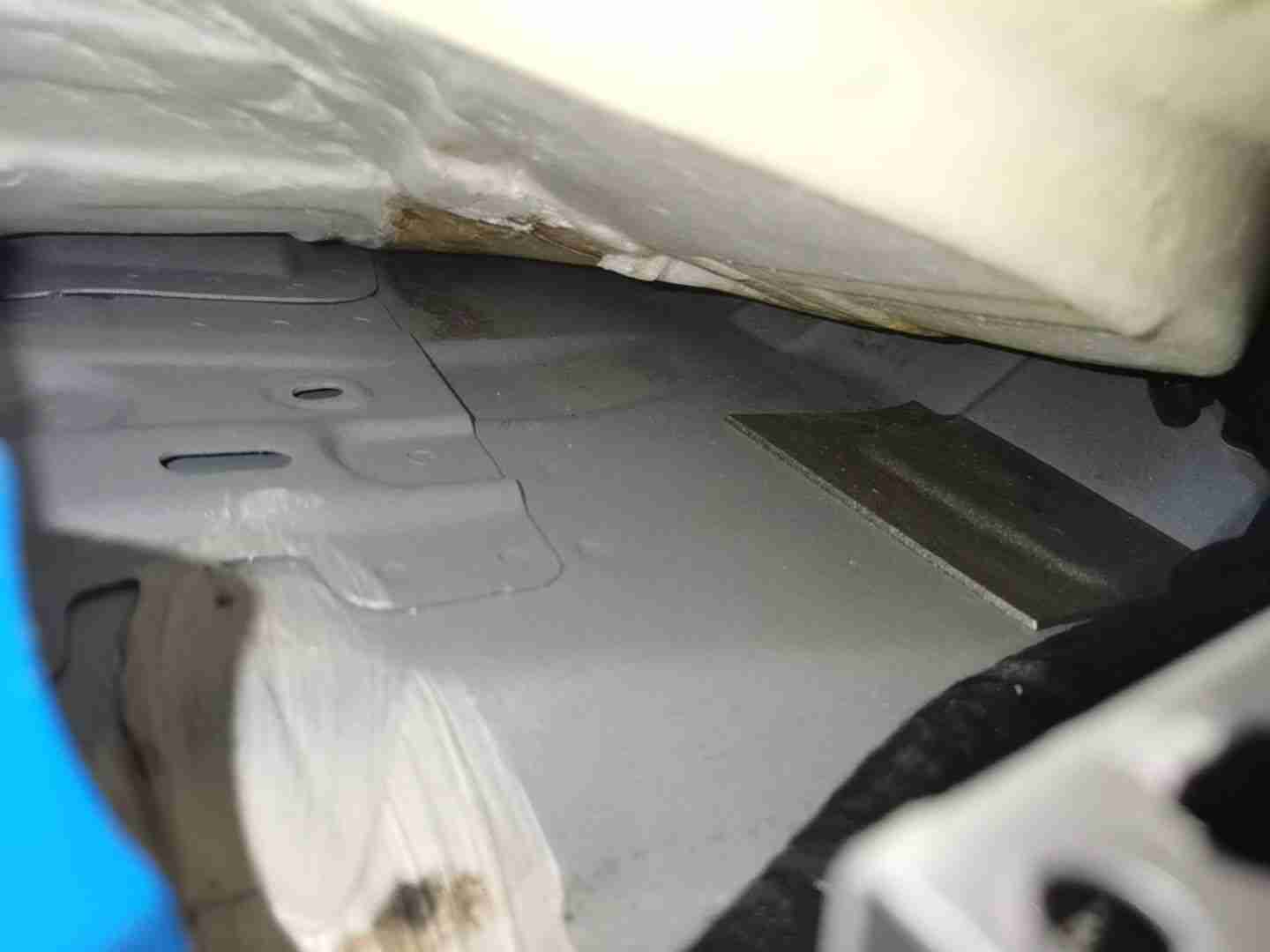 右前底板局部浸水痕迹实拍