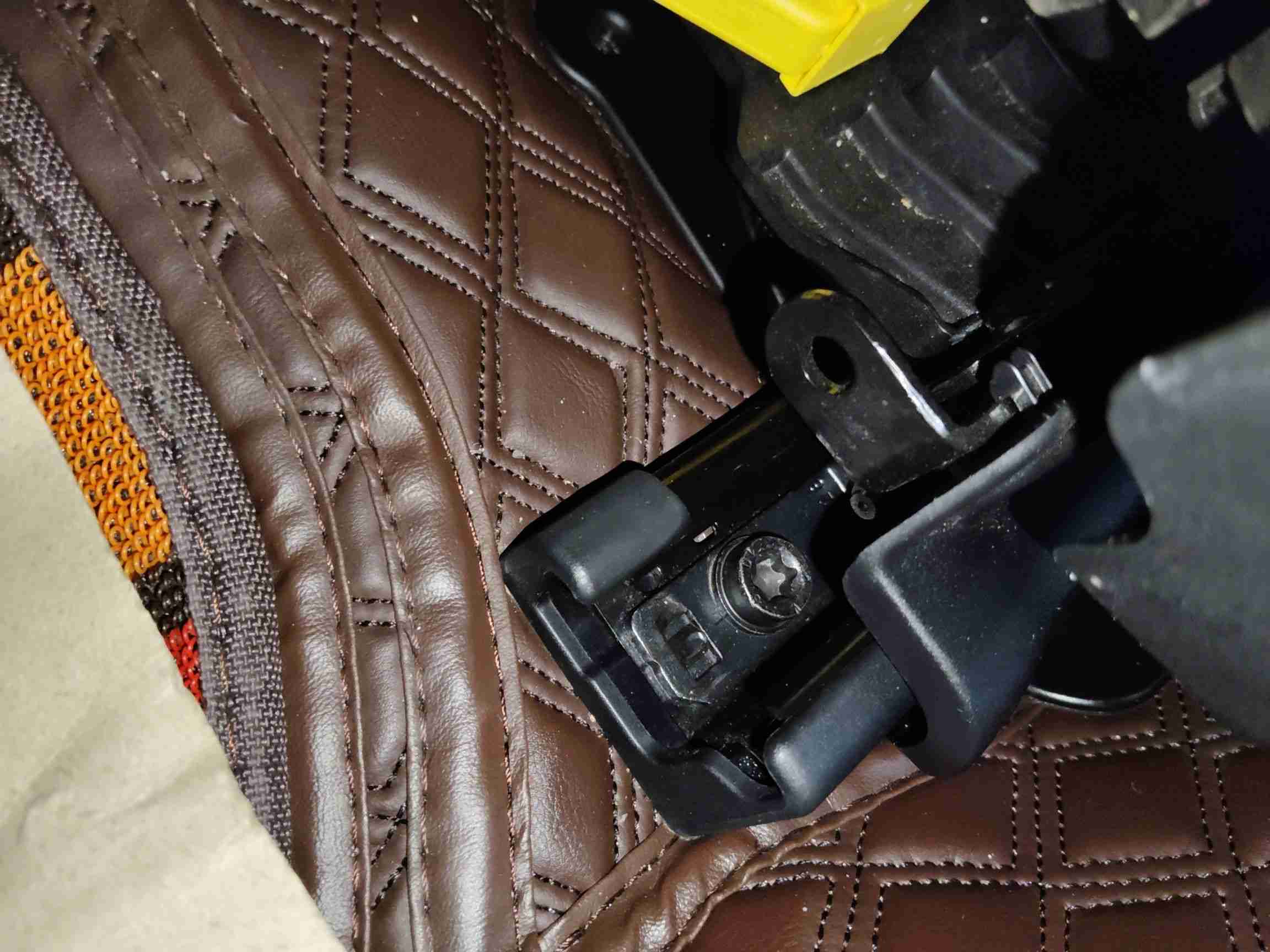左前座椅滑轨拆卸痕迹实拍