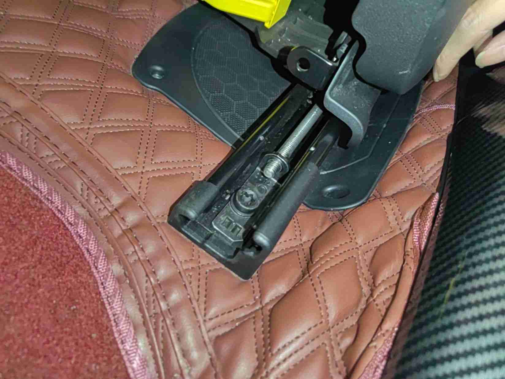 左前座椅滑轨拆卸痕迹实拍