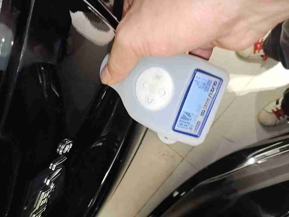 后备箱盖喷漆痕迹实拍
