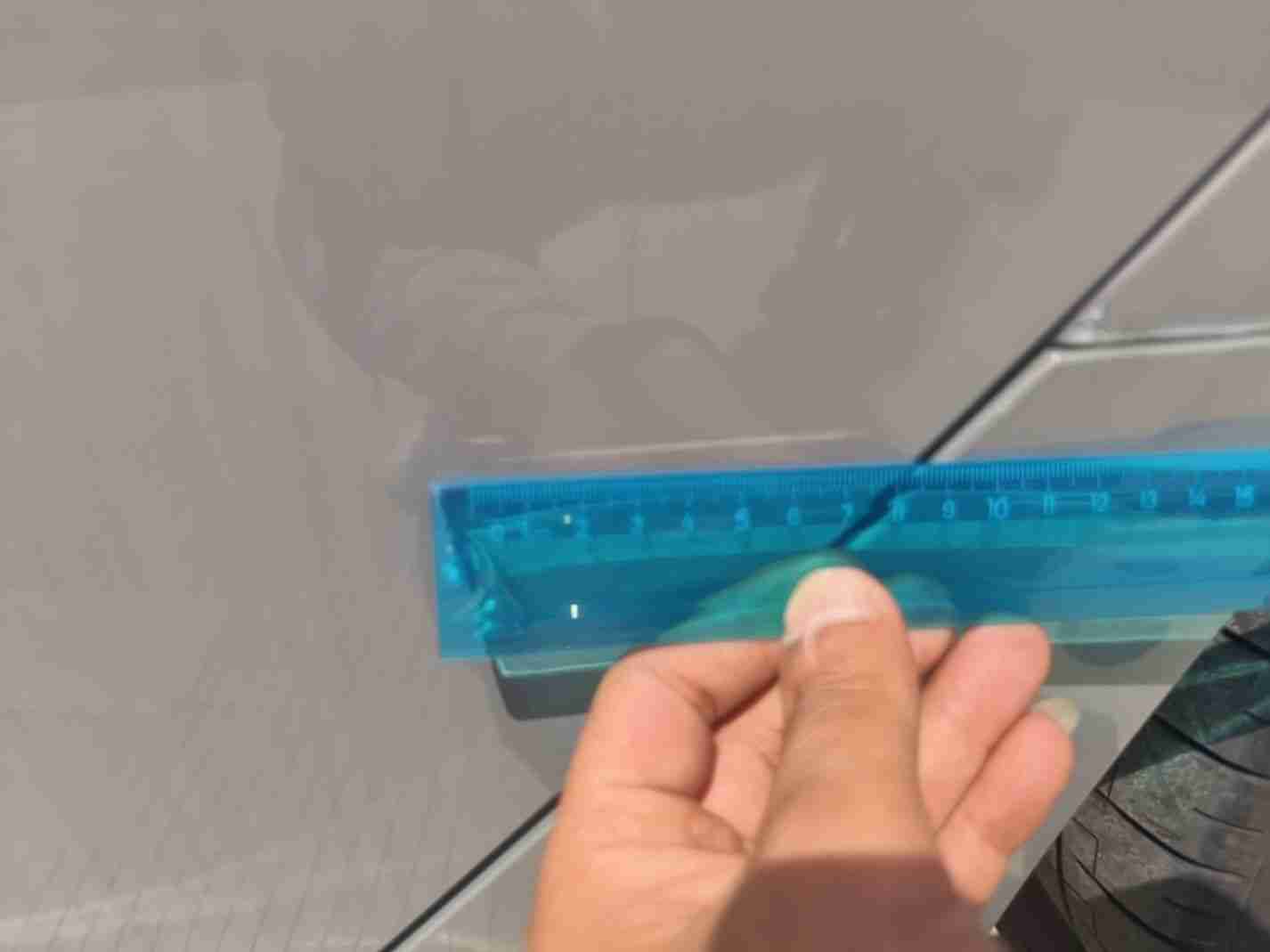 左侧后门漆面刮伤实拍