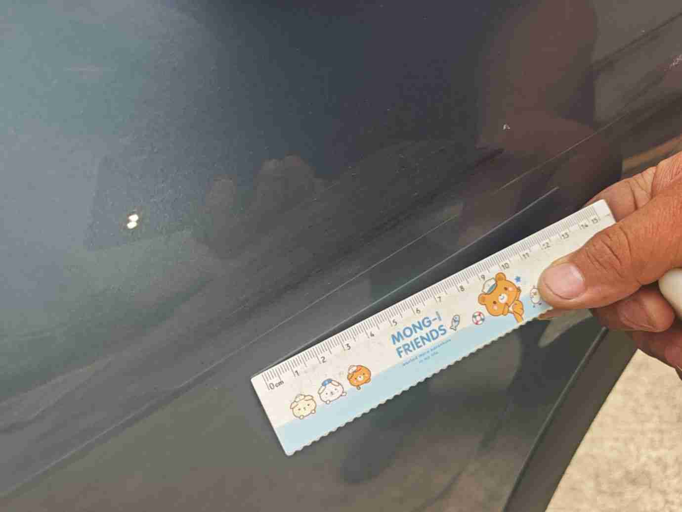 左侧后门漆面损伤漏底漆实拍